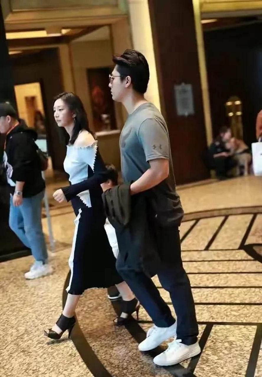 唐一菲打扮精致,穿蓝白拼接露肩针织裙配高跟鞋,优雅端庄!