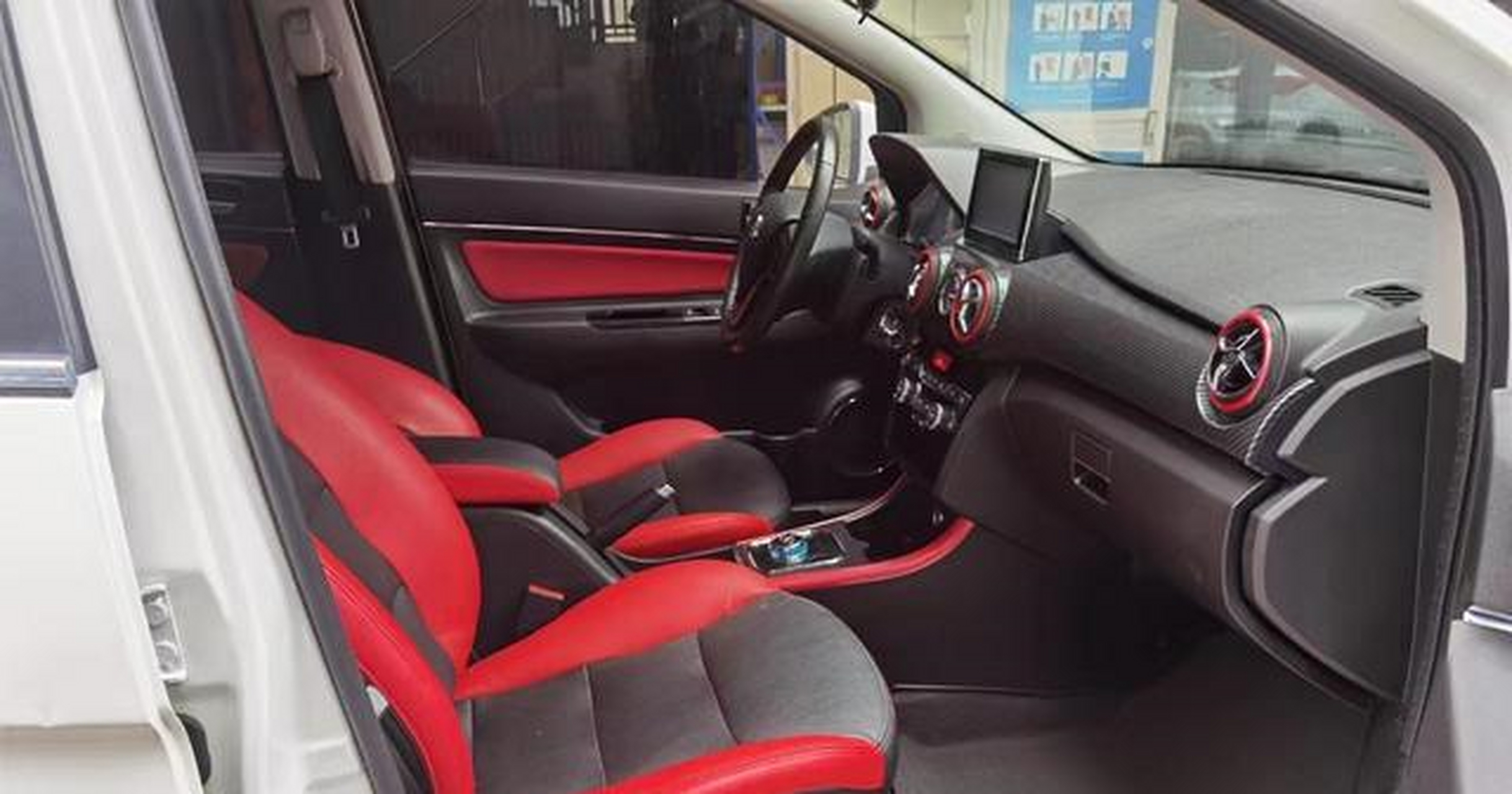 说跑题了,咱们继续讲北汽ex260,它的外观看起来还是比较大气的,格栅与