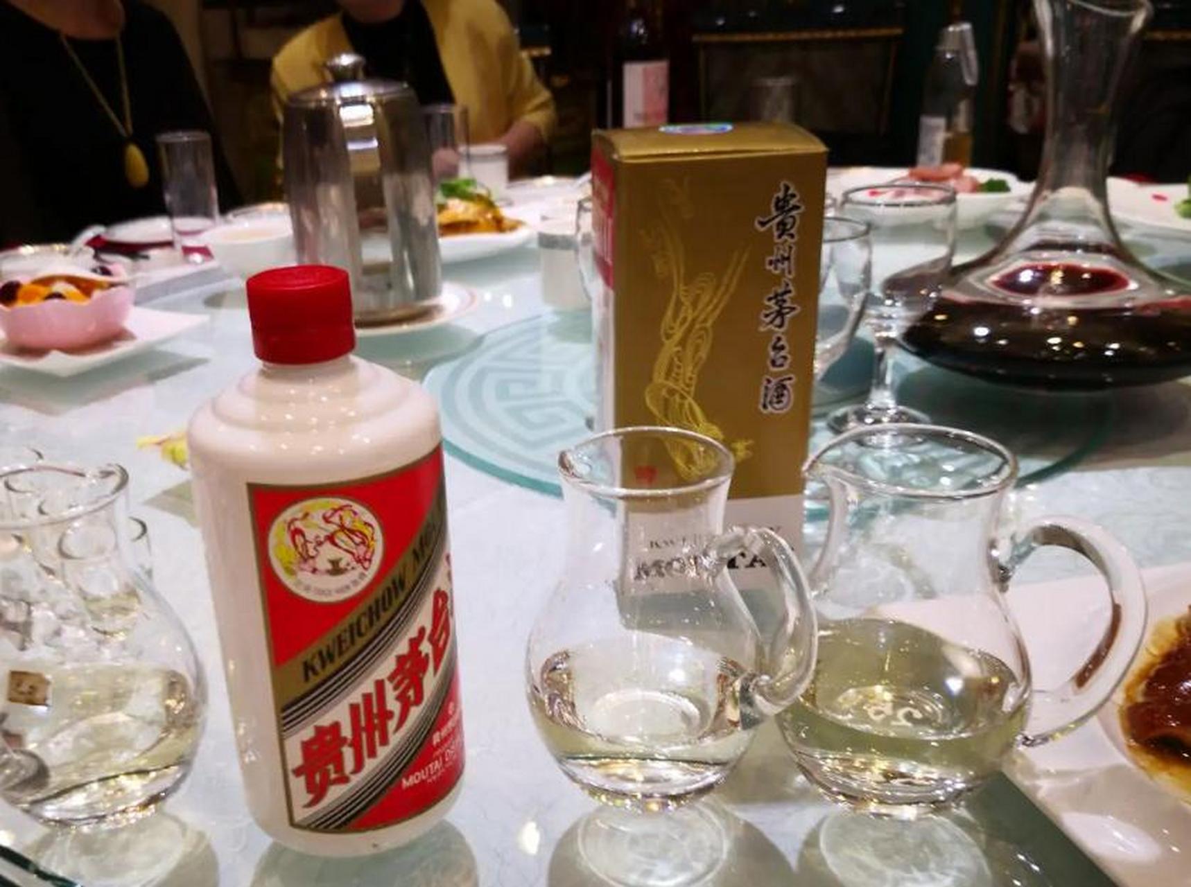 8年未见的女同学请我喝酒吃饭,刚进包厢我看傻眼了,12个人的桌子,都坐