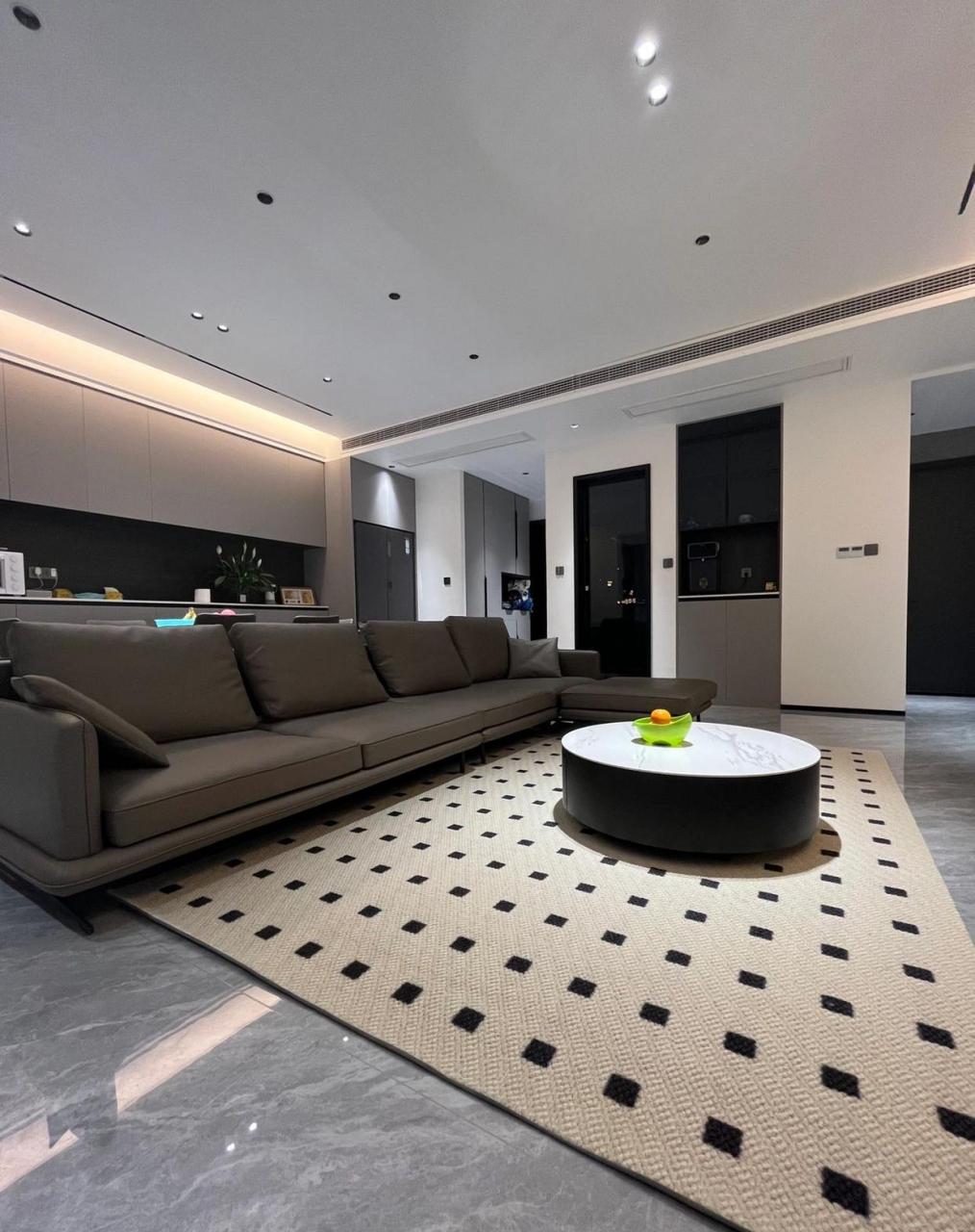 分享一下我家的大客厅,采用不设主灯的大平顶,配上灰色地砖,加嵌入式