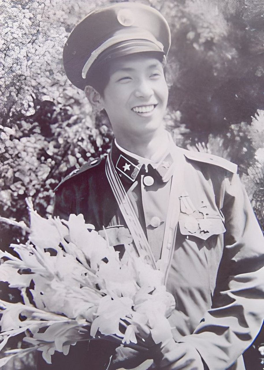 照片中这位独臂将军叫丁晓兵.