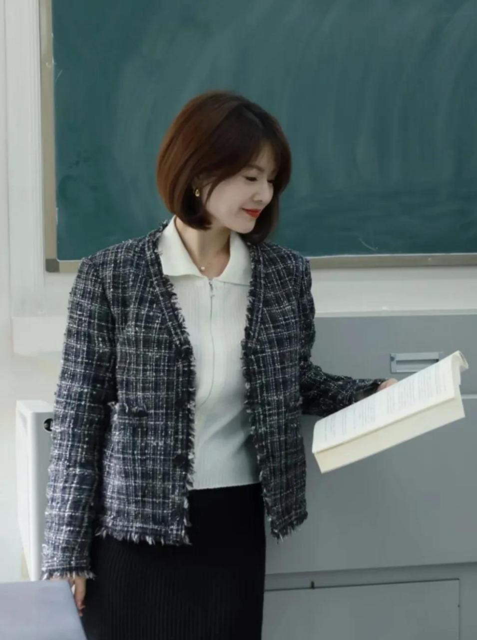 40岁的女老师一点也不显老,看着也就二十几岁.