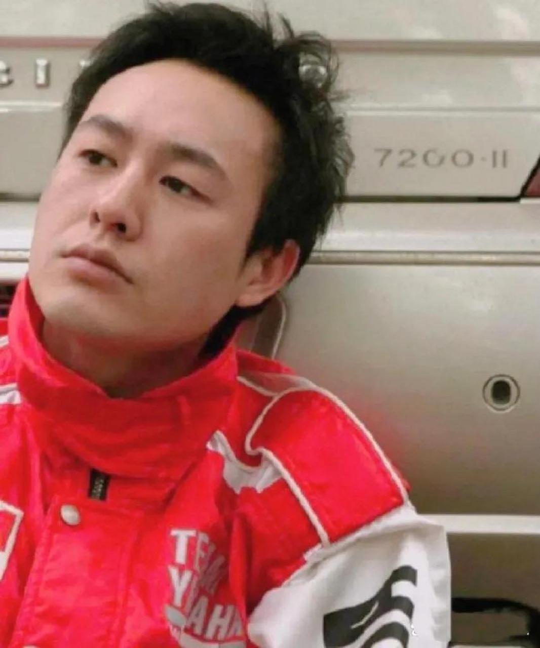 张颂文的年轻时期照片显示出他帅气的外表,那时他还是个年轻的小伙子.