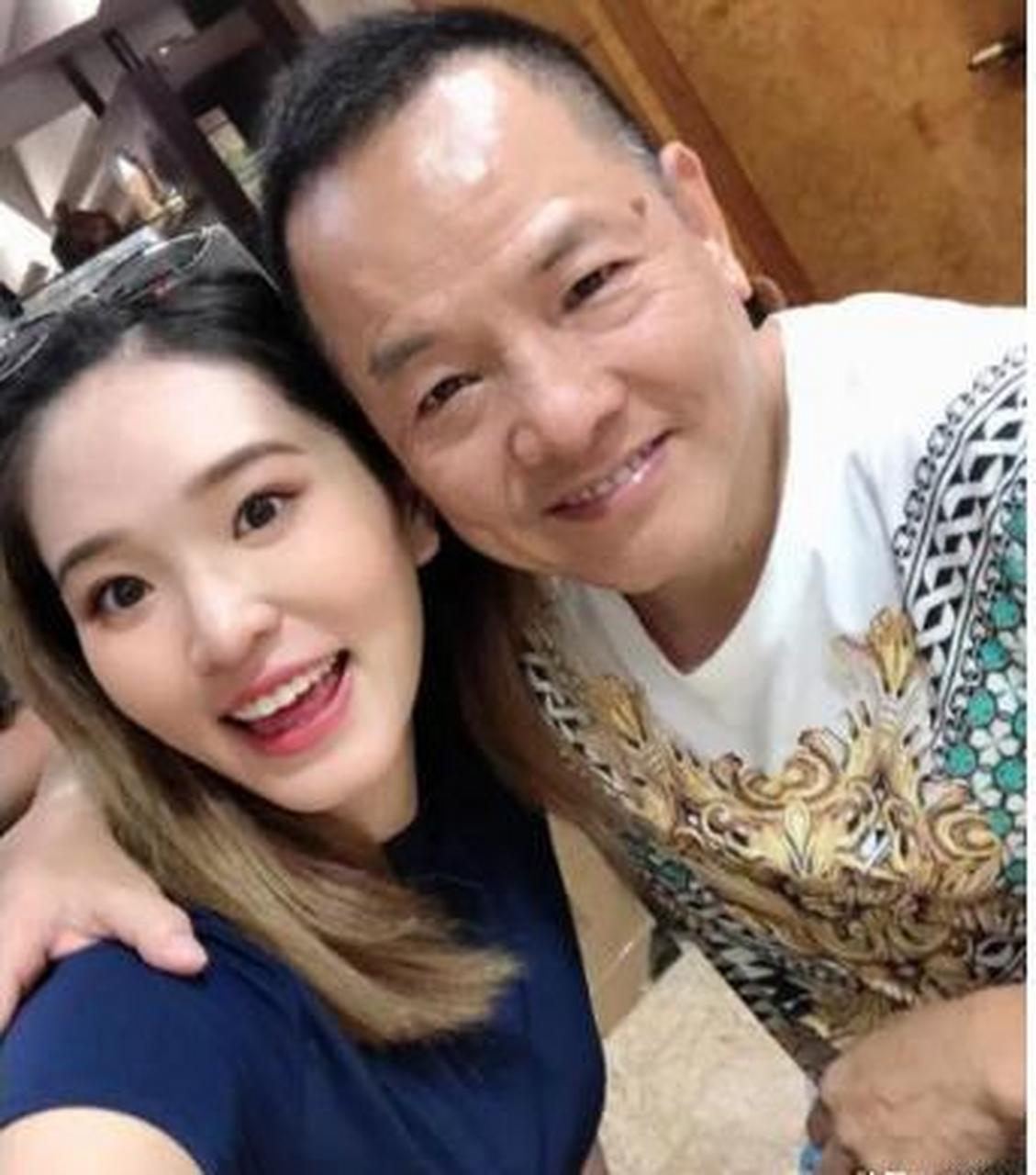 1992年,向华强,向华胜带上厚礼拜访赌王何鸿燊,兄弟二人也想在澳门讨