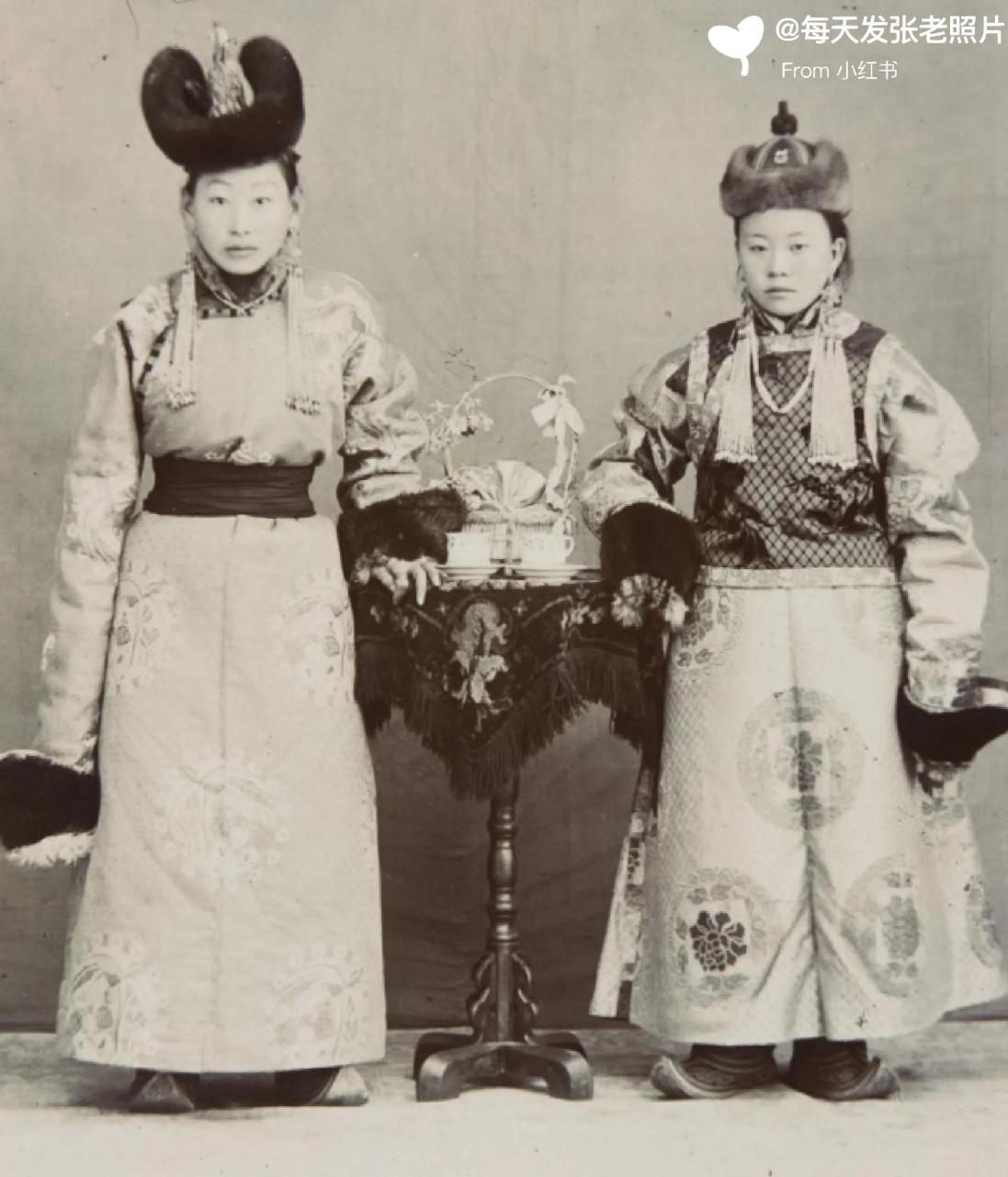 在清朝的时候蒙古族的服饰与清朝普通服饰差别也挺大的.