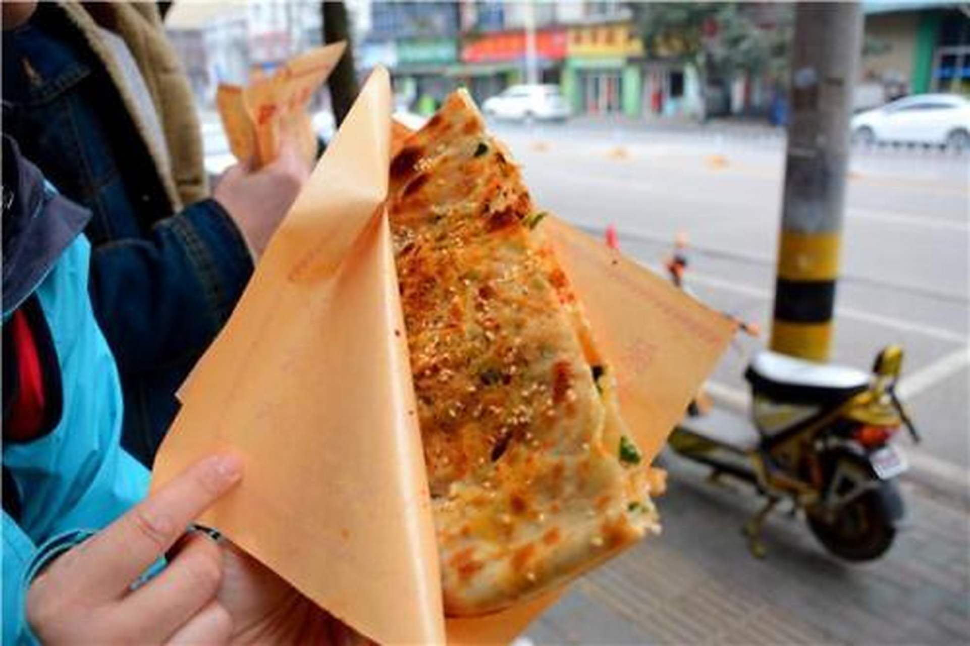 公安锅盔,从炉膛里出炉的锅盔,刷上辣椒酱,外焦里嫩,松软适宜,拿着