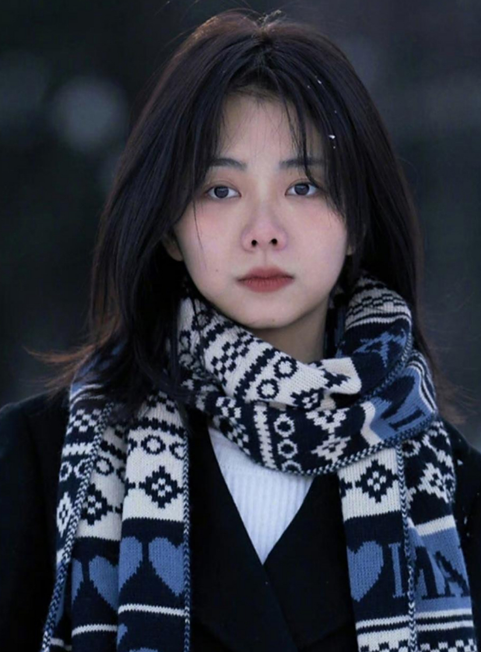 谭松韵的鼻子太突出了,一下子就看到鼻子