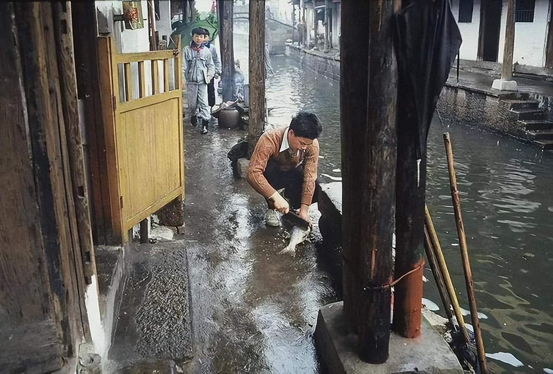 杭州上世纪90年代的一些老照片,可以看到一辆脚踏三轮车载着乘客经过