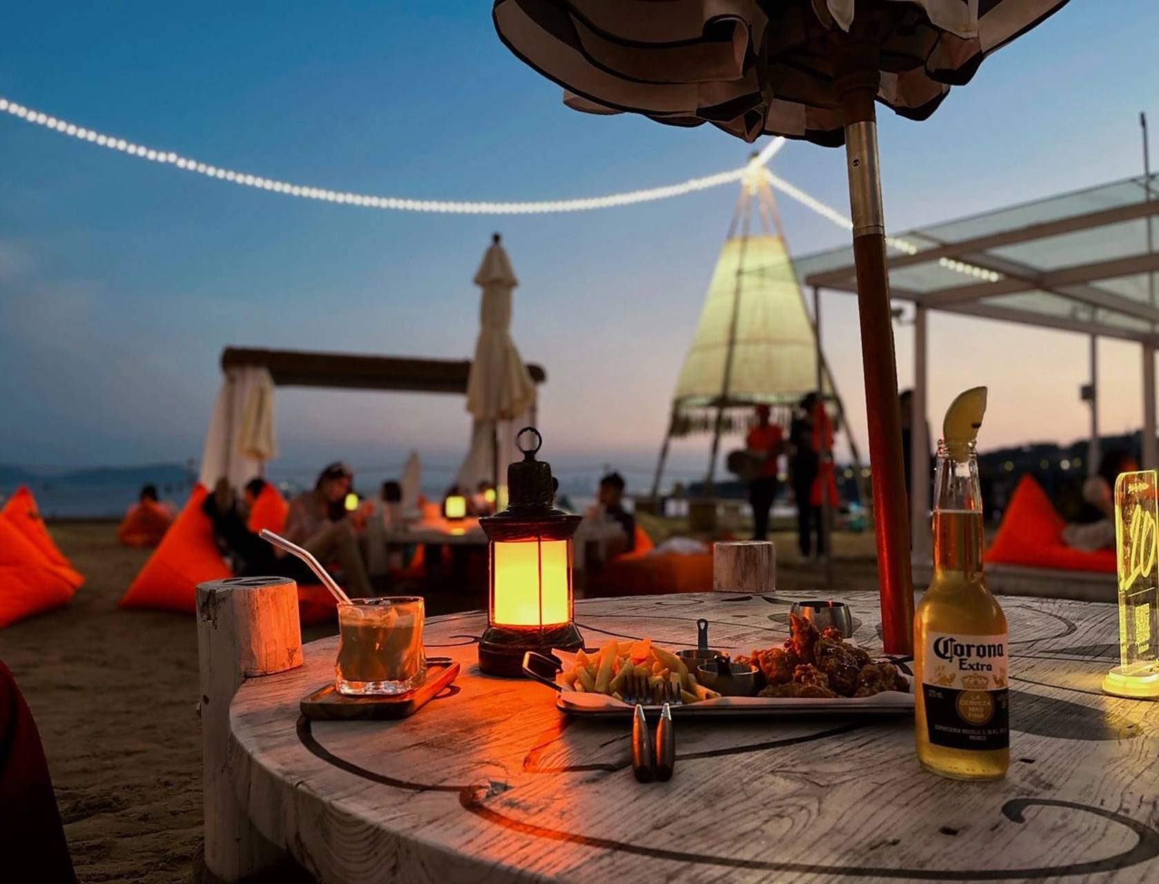 青岛第一海水浴场沙滩吧这家店在第一海水浴场七点开始营业建议早点去