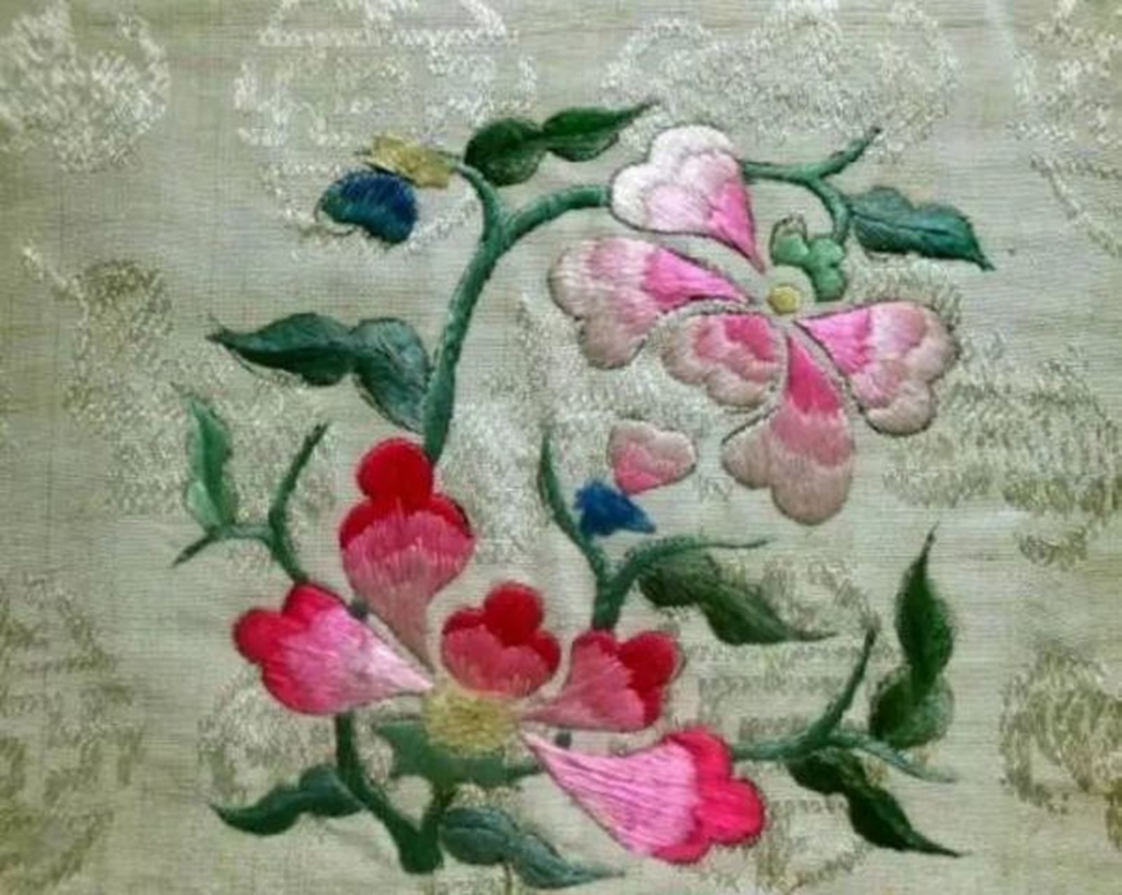 【红霞蓝天,相映成趣,满族民间刺绣】 《延禧攻略》女主角魏璎珞初入