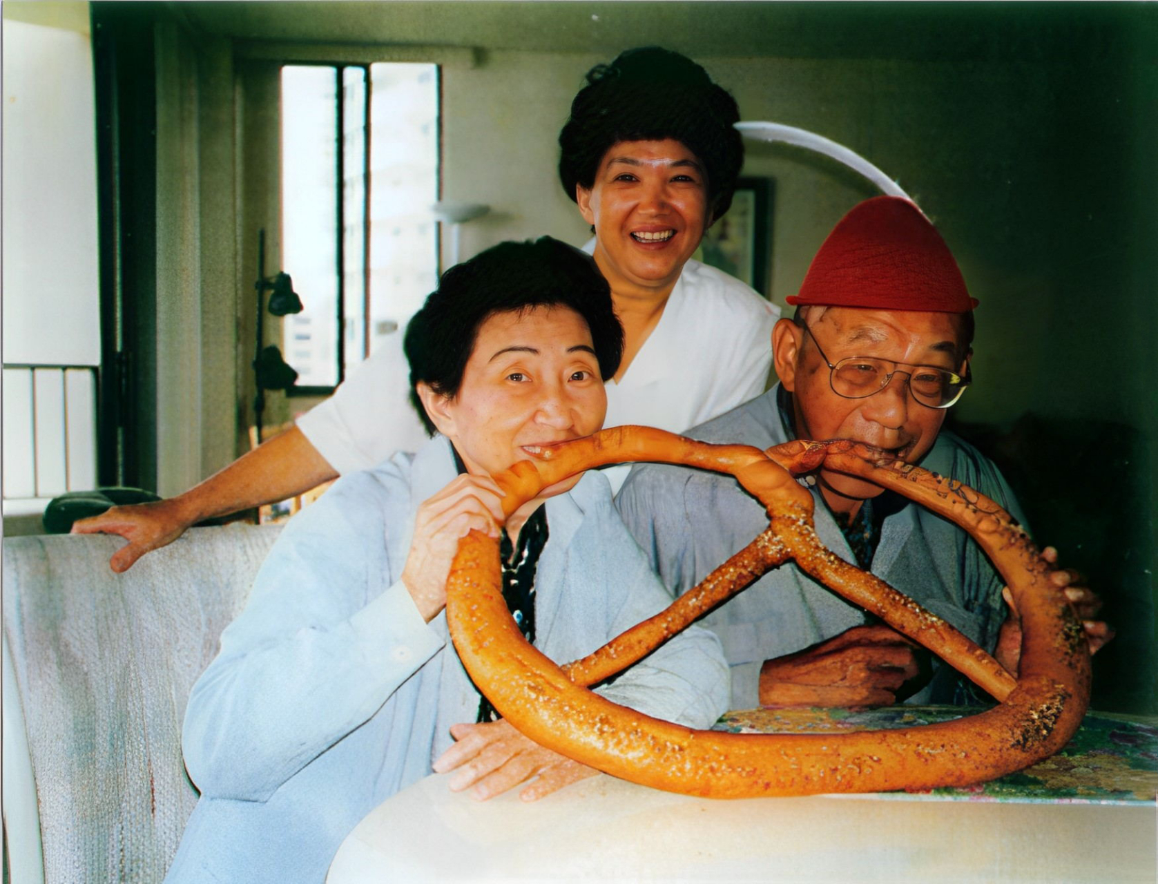 对此,他在晚年时期曾说:我小时候跟着母亲在一起生活,因为那时我