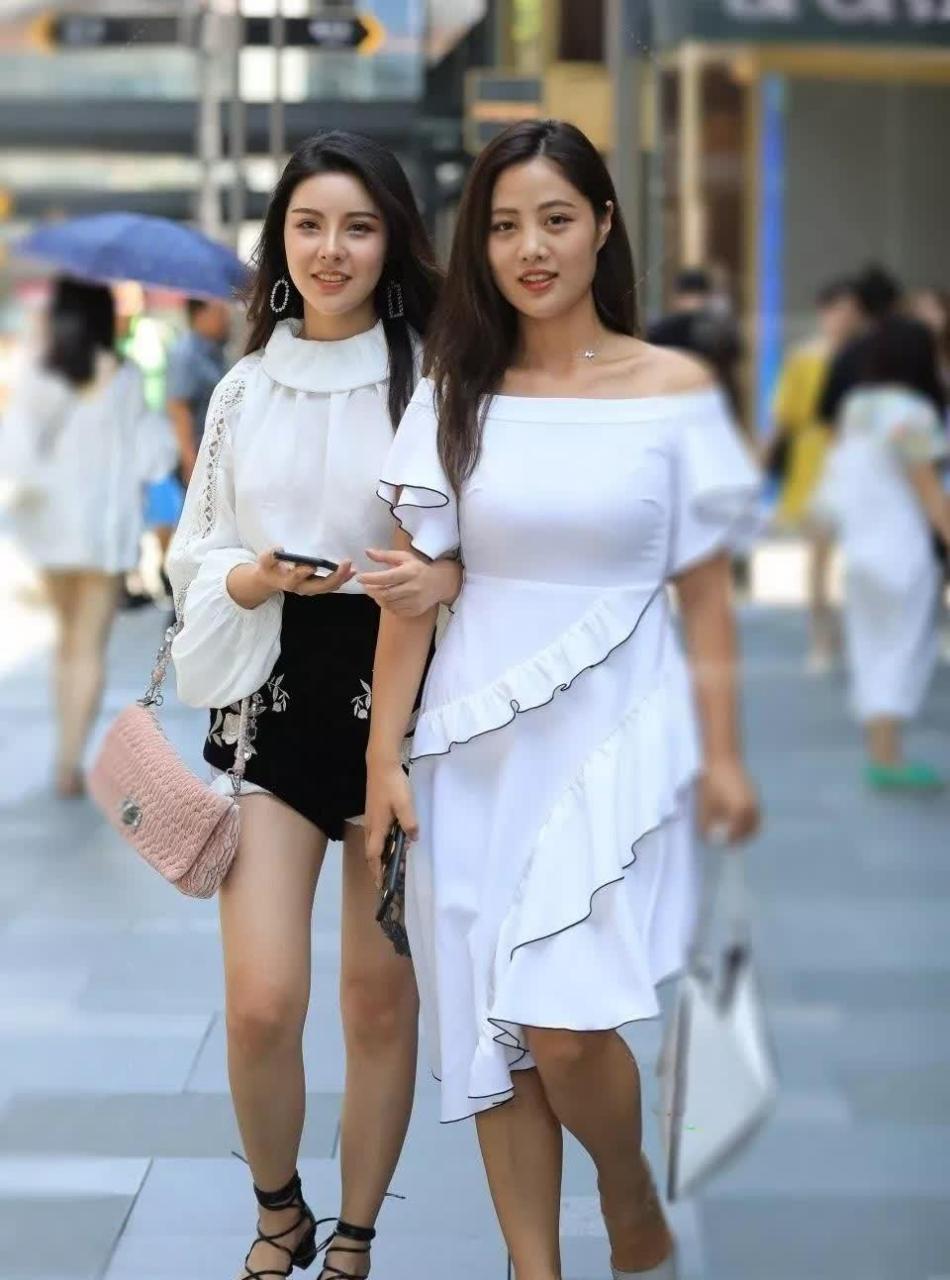 街拍:一对丰满姐妹花一起逛街,微胖的身姿,喜欢丰满型的最爱!