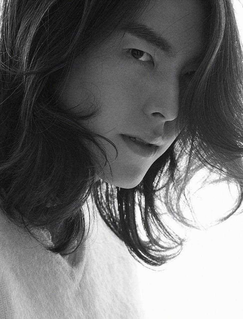 哈哈,我竟然觉得,长发的金宇彬更有艺术气质,更有辨识度,而且更有味道