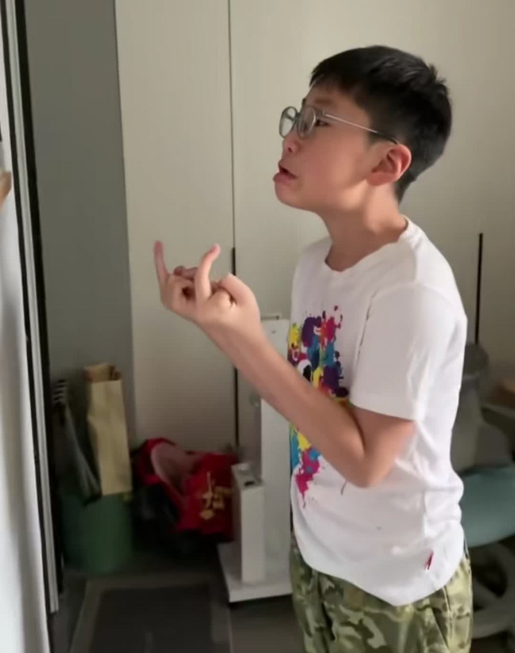 孩子在学校养成了"竖中指"的坏习惯.