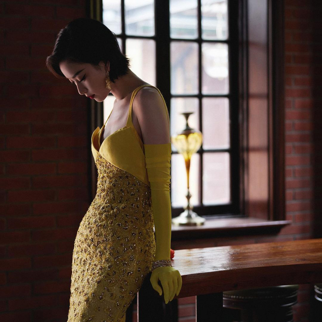 倪妮黄色露背长裙,复古名伶造型高贵优雅!#倪妮