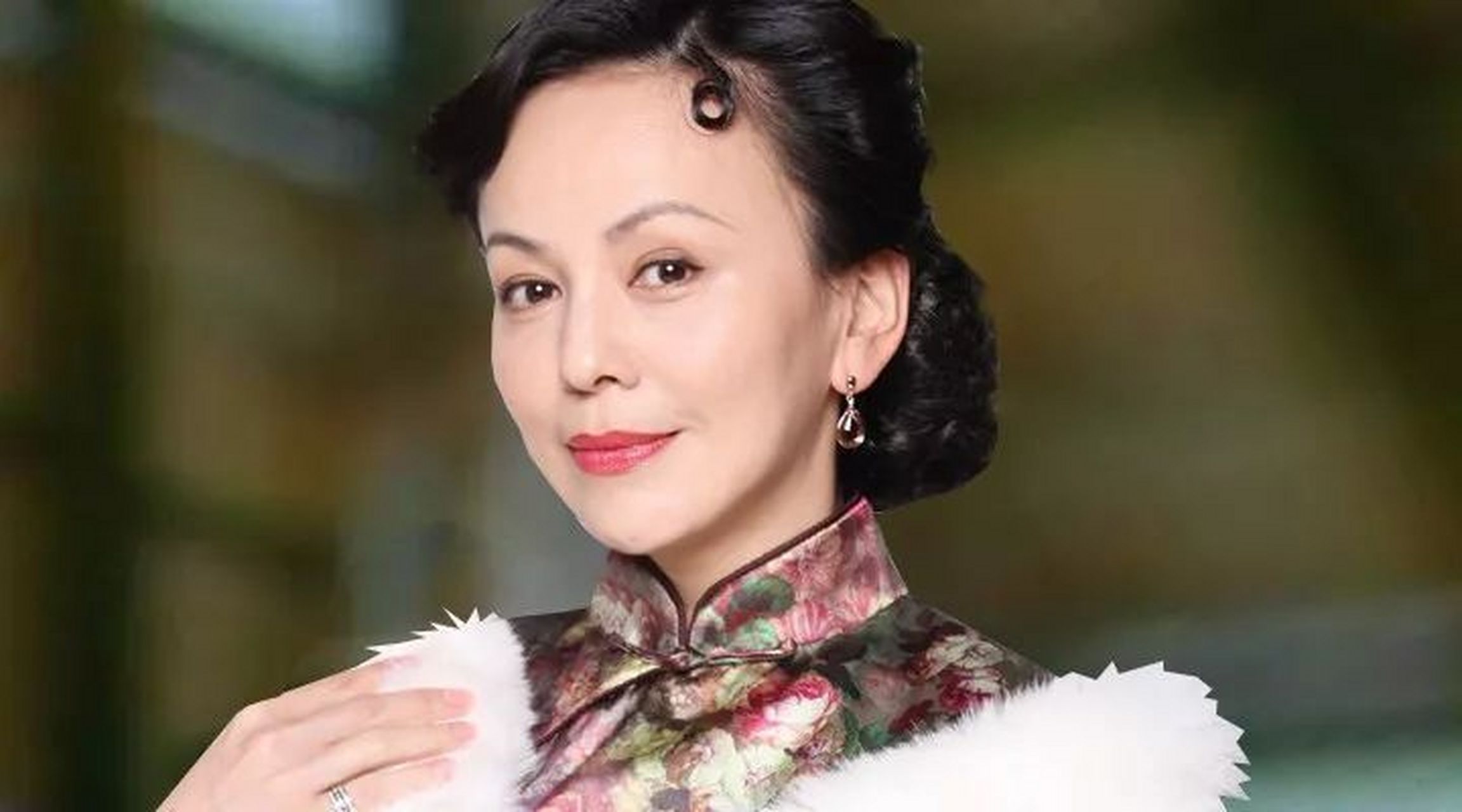 "雪姨"王琳在直播带货时,被网友追问是否整容了,为什么面部如此紧致