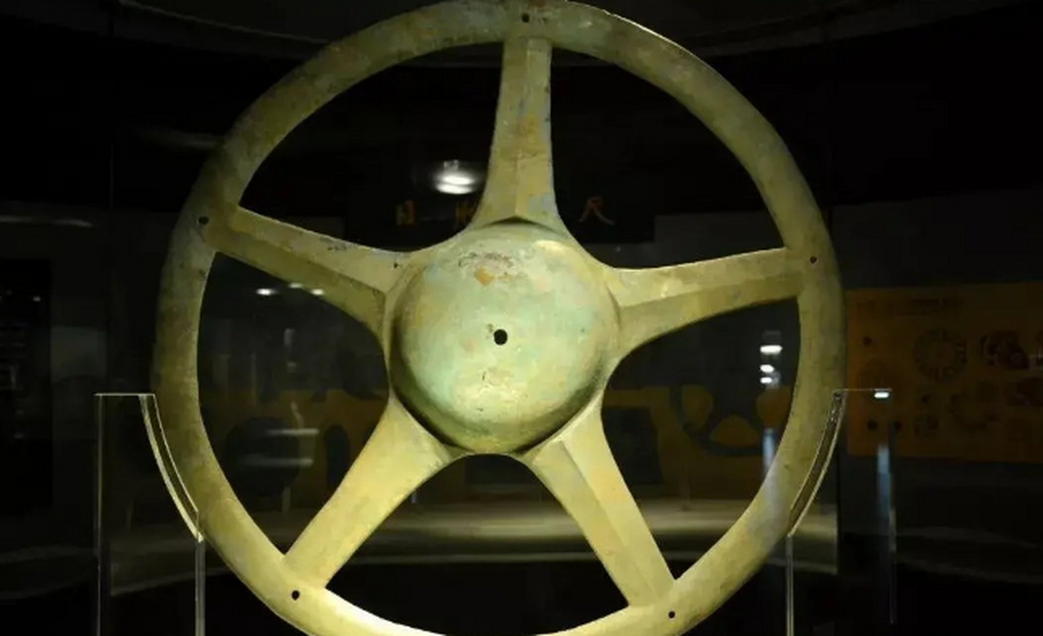 三星堆出土的太阳轮和古埃及刻画中的太阳轮,几乎一模一样,虽然同处于