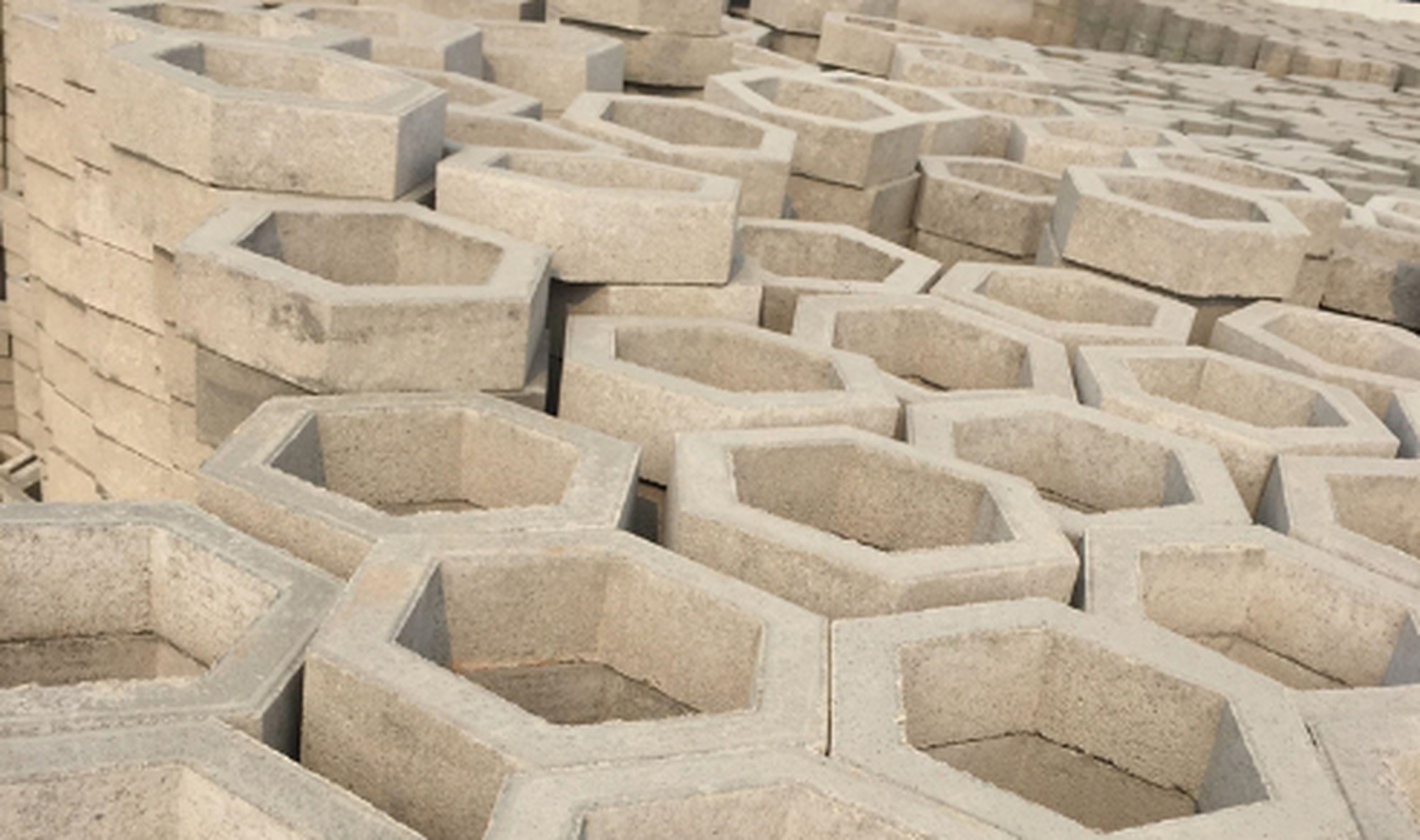 水泥护坡砖# #鑫建水泥制品#  水泥护坡砖的优点 水泥护坡砖是抑种