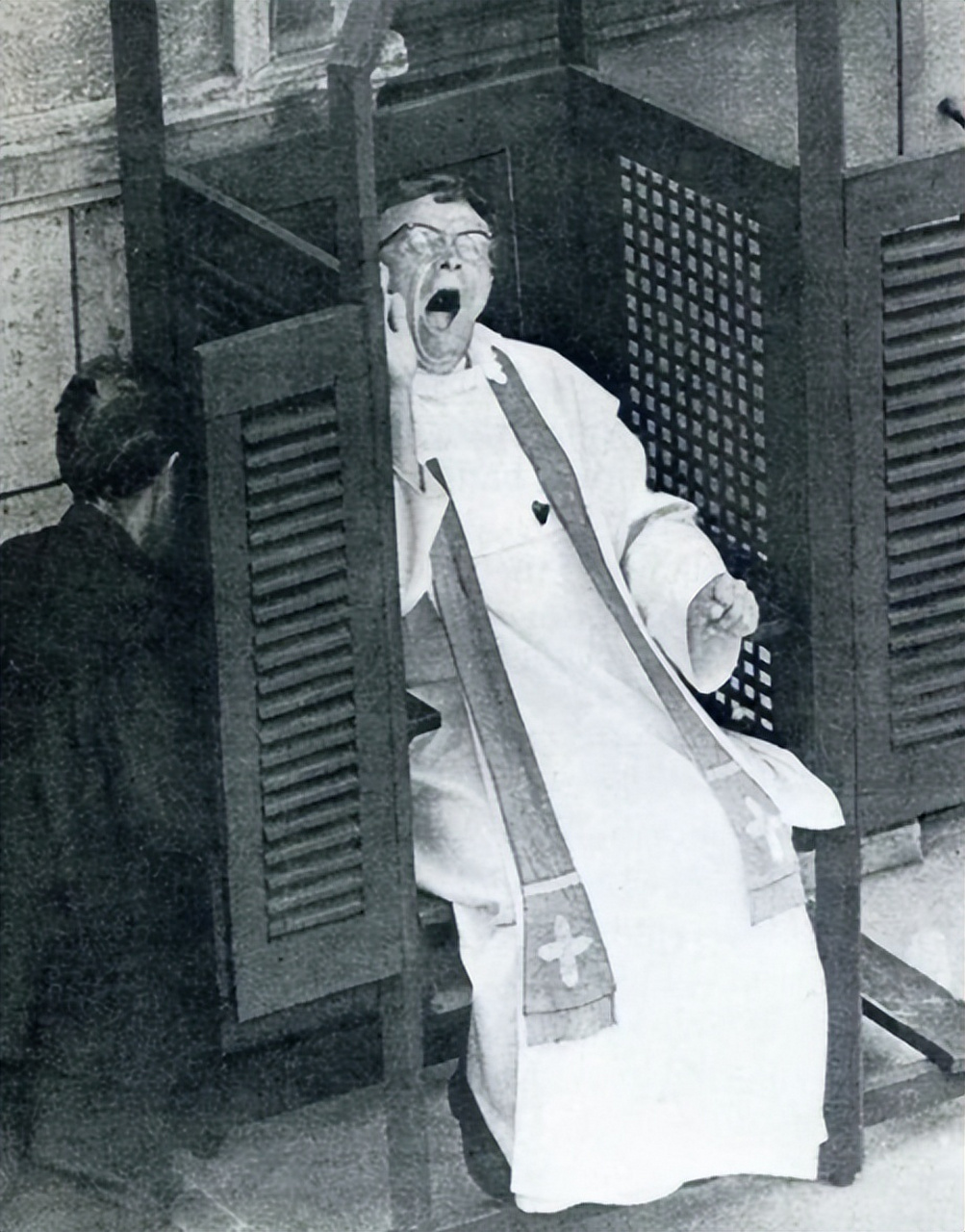 一位教堂的神父,正像往常一样,聆听来人的告解,这就是他每天的工作.