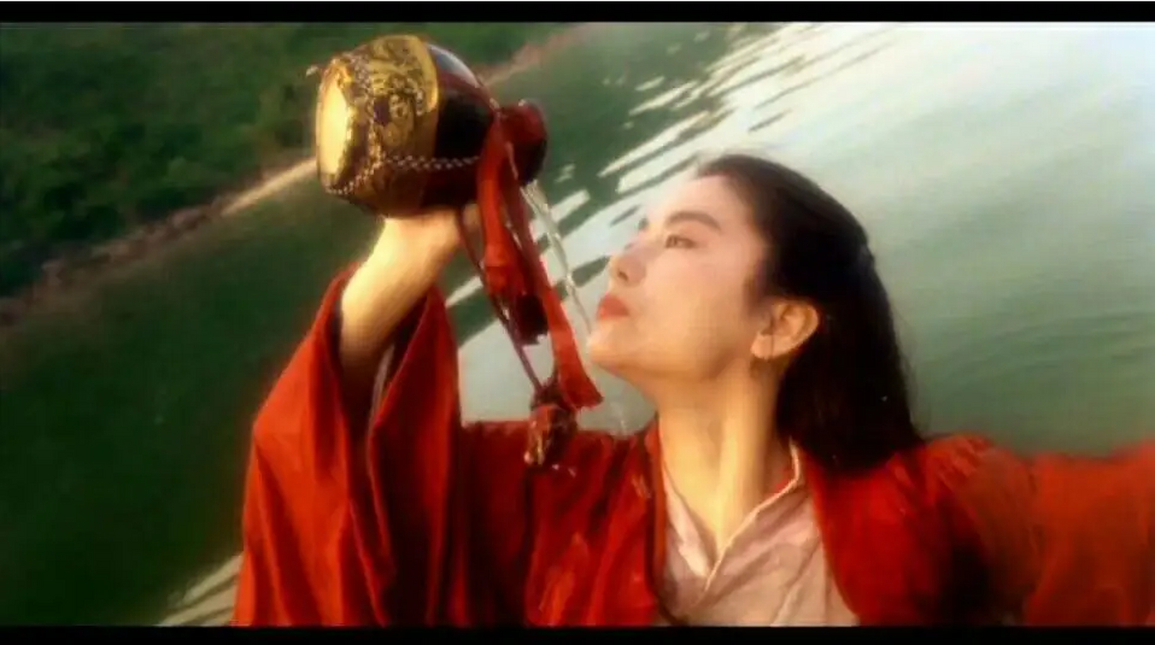 英雄好汉喝酒撸串# 东方不败的这张经典角色饮酒图,在电影里惊艳了