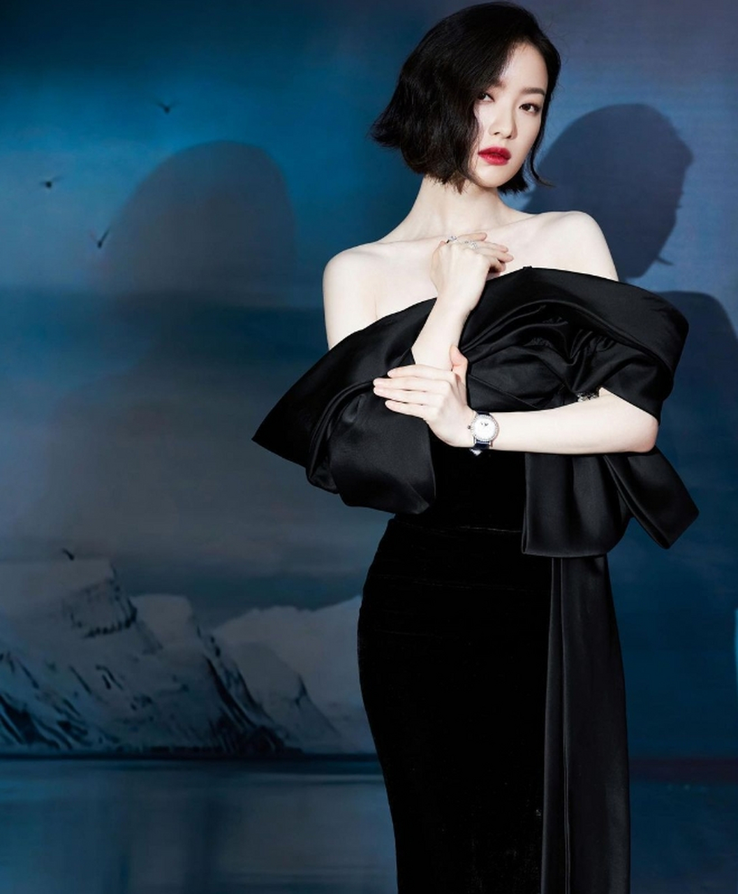 性感妩媚,风情万种的#倪妮# 一袭黑色抹胸礼服,肤白貌美,锁骨精致,香