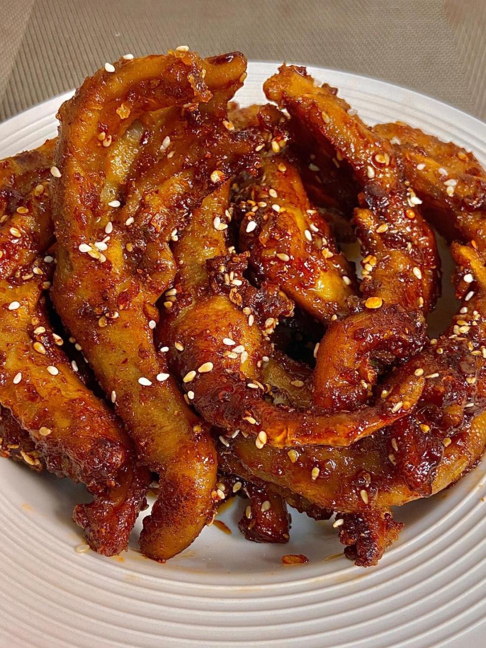 抡完要吮手指的椒盐鸭爪,鸭掌中间咸香酥脆, 而鸭皮嚼起来有韧度,就连