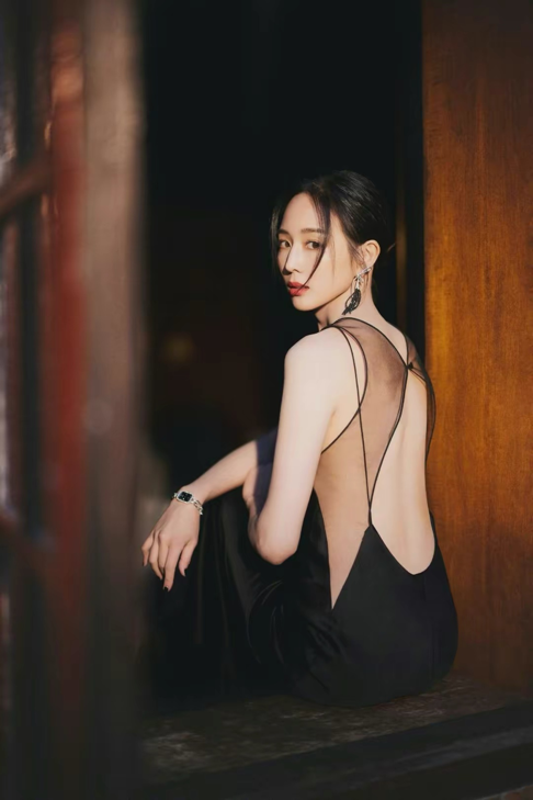 一身小黑裙大秀美背很是性感,一点也不妖娆 张钧甯的美真是太惊艳了