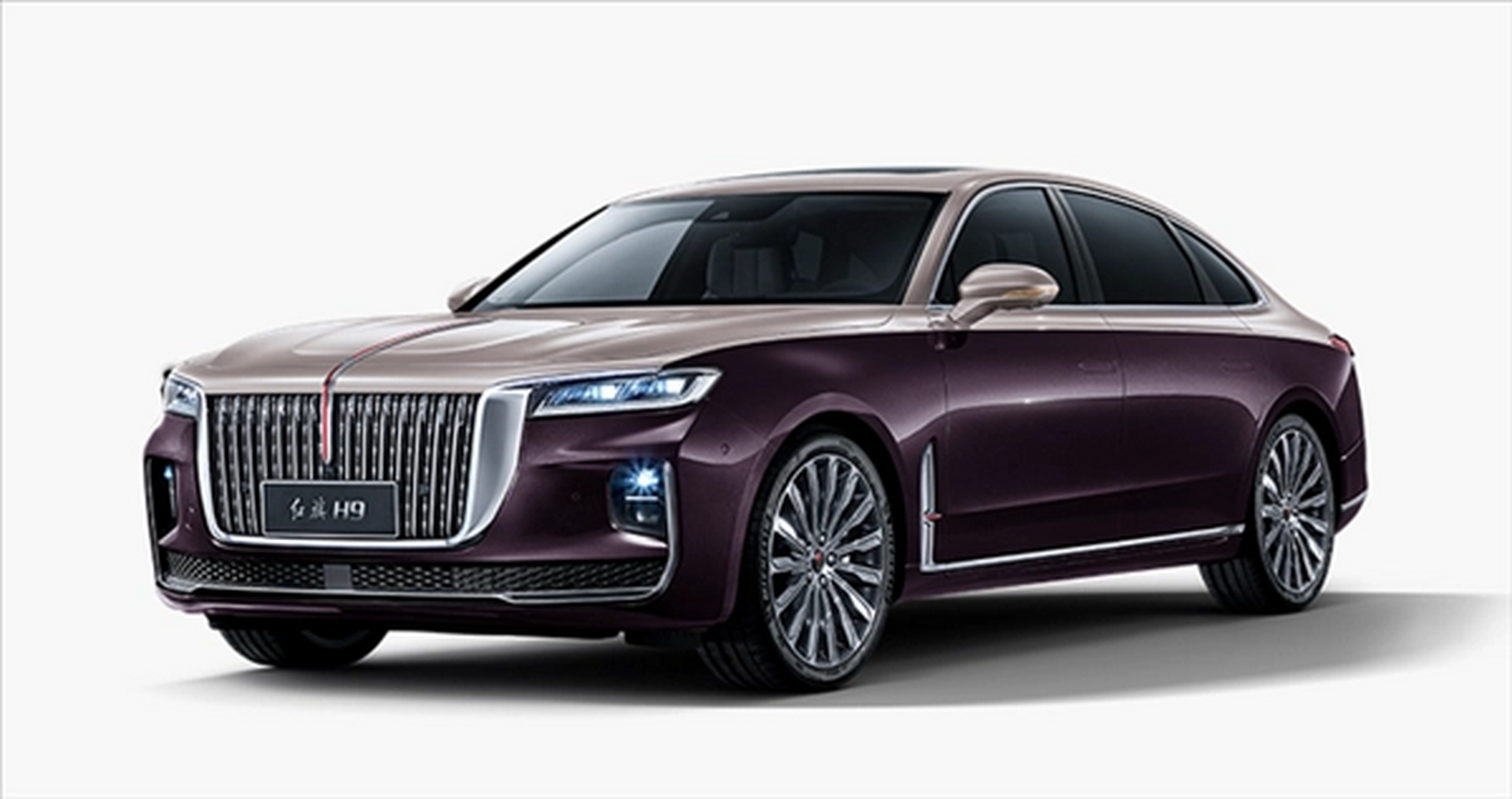 内饰精致升级 | 生态座舱引领趋势 在内饰方面,2023款红旗h9进行了一