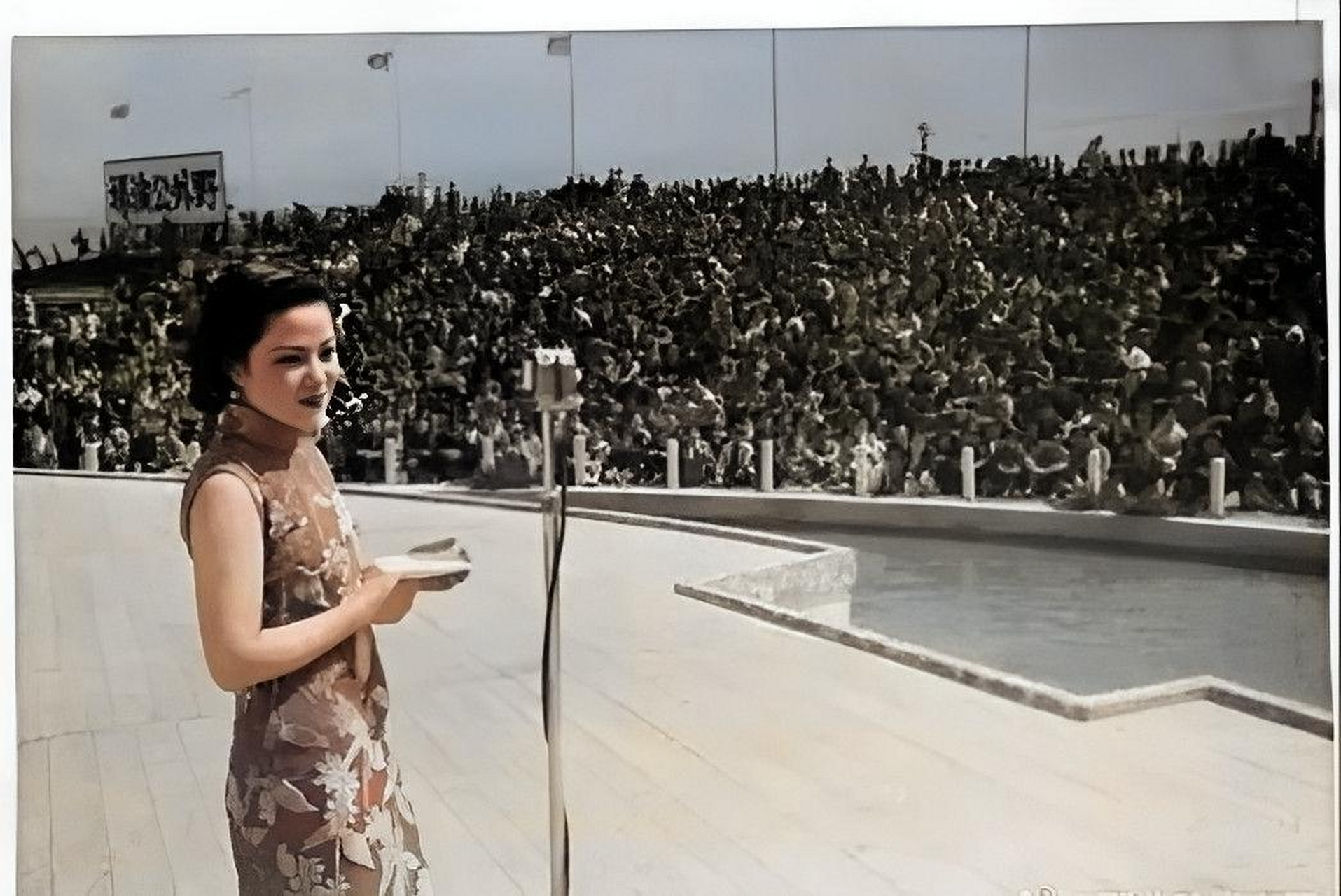 1939年,歌手李香兰到日本参加一场露天音乐会.