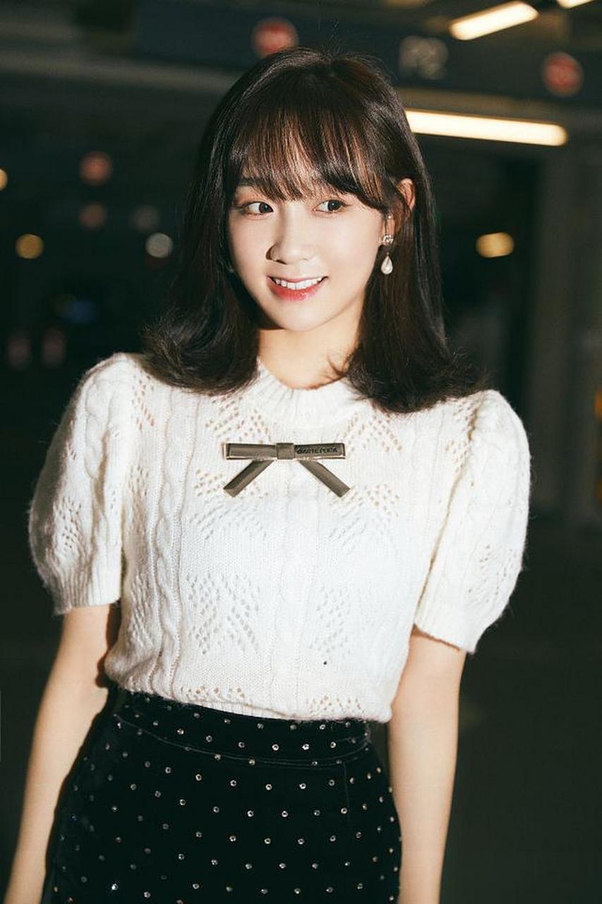 李子璇胶片风写真清新元气 白衫黑裙俏皮不失经典美