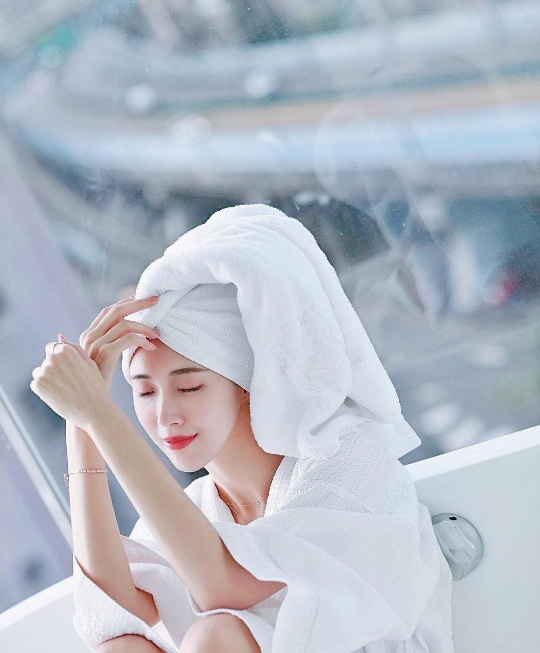 高颜值美女的居家生活照,休闲的打扮看起来慵懒又性感