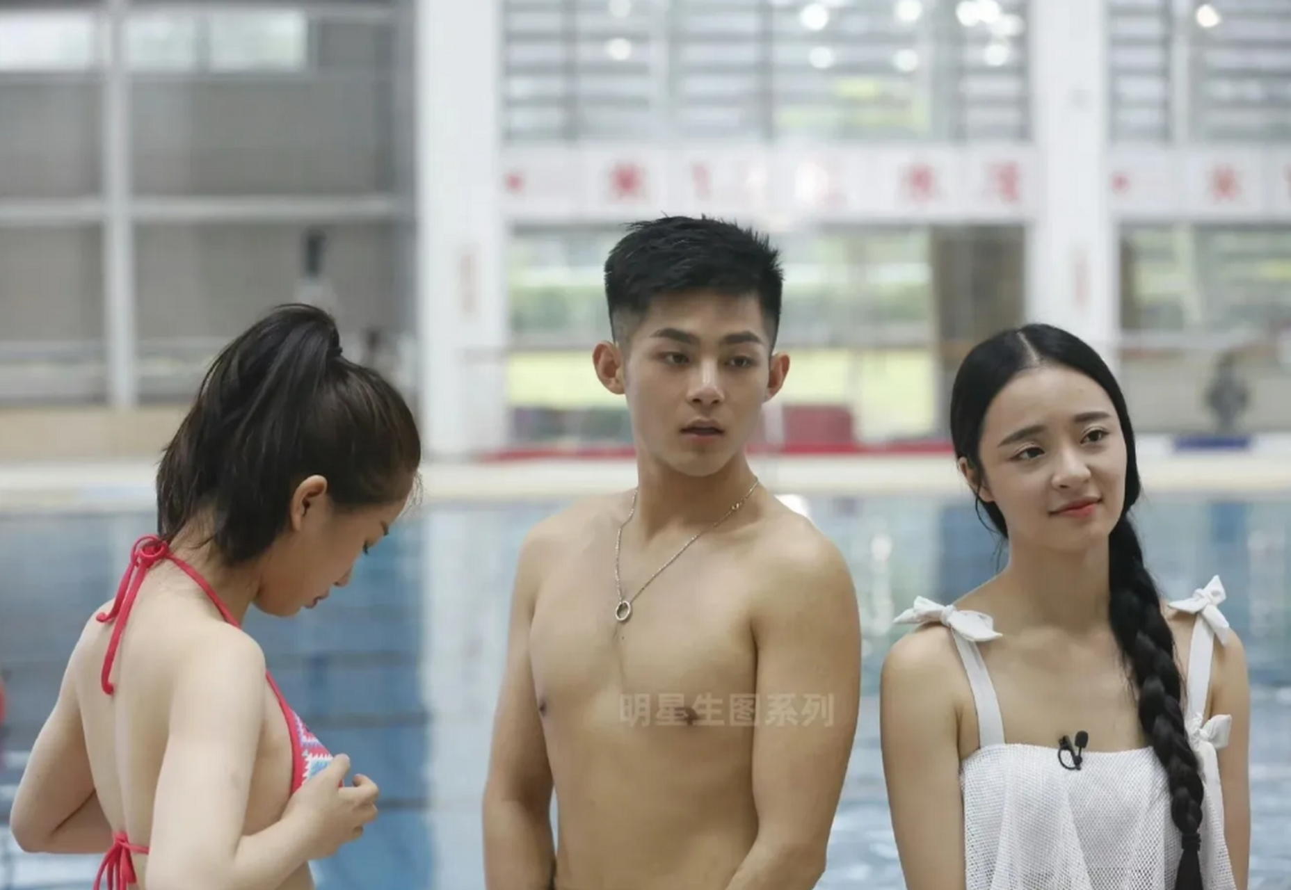 女明星虞书欣早期泳装照片,看到有网友吐槽说她身材还不如素人.