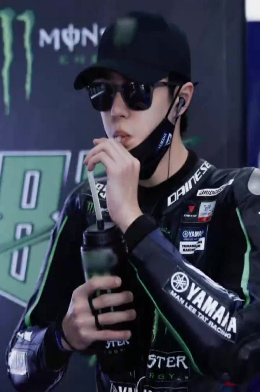 520福利来啦,王一博超酷超帅赛车服!