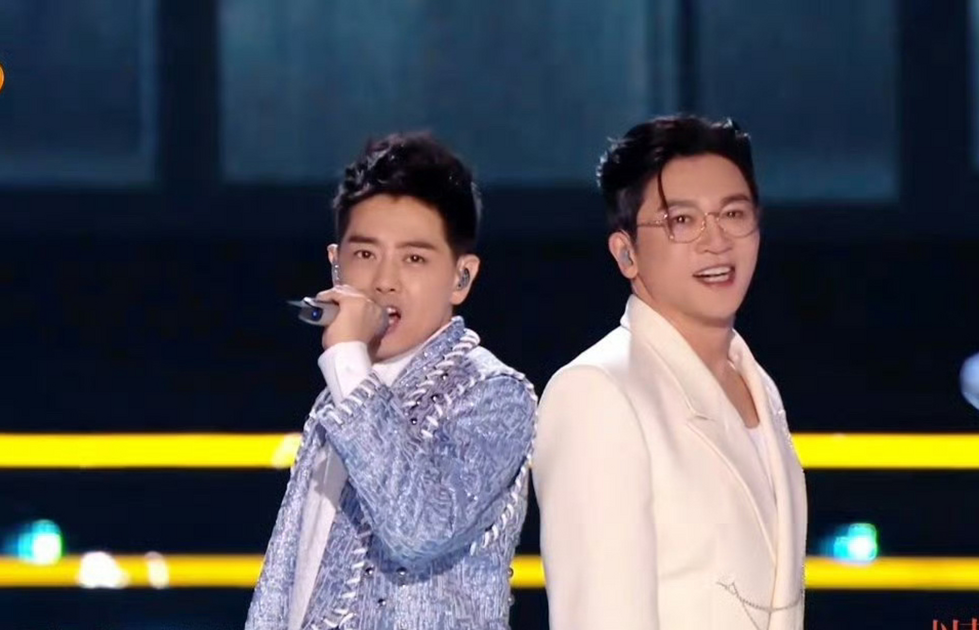 我的追剧日记# #苏有朋林志颖合唱爷青回#   苏有朋林志颖绝代双骄