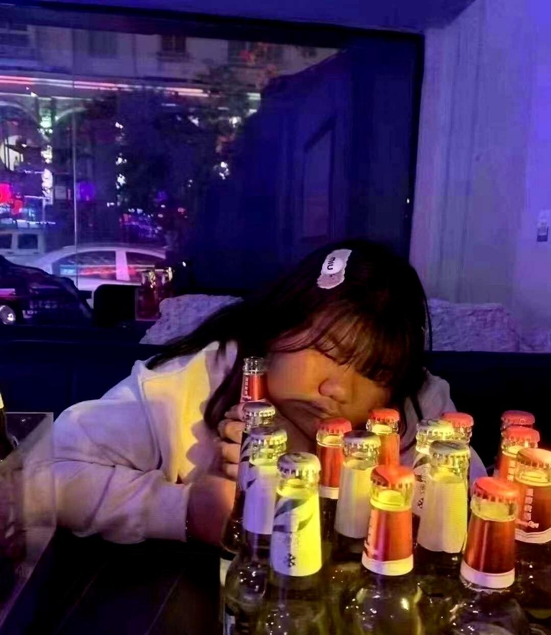 我的闺蜜刚刚分手了,她很伤心,叫我出来喝酒解愁.