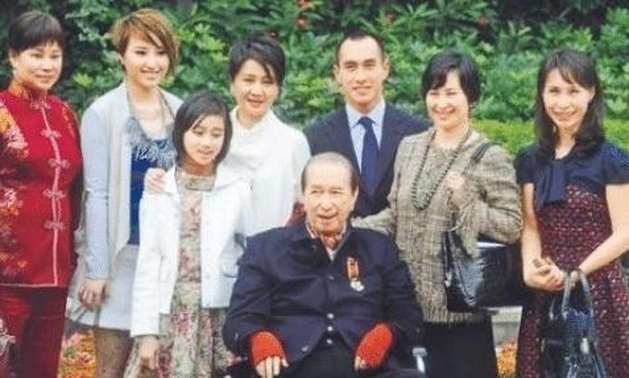看到他曾经的照片,网友:快赶上吴彦祖了赌王何鸿燊年轻时多帅?
