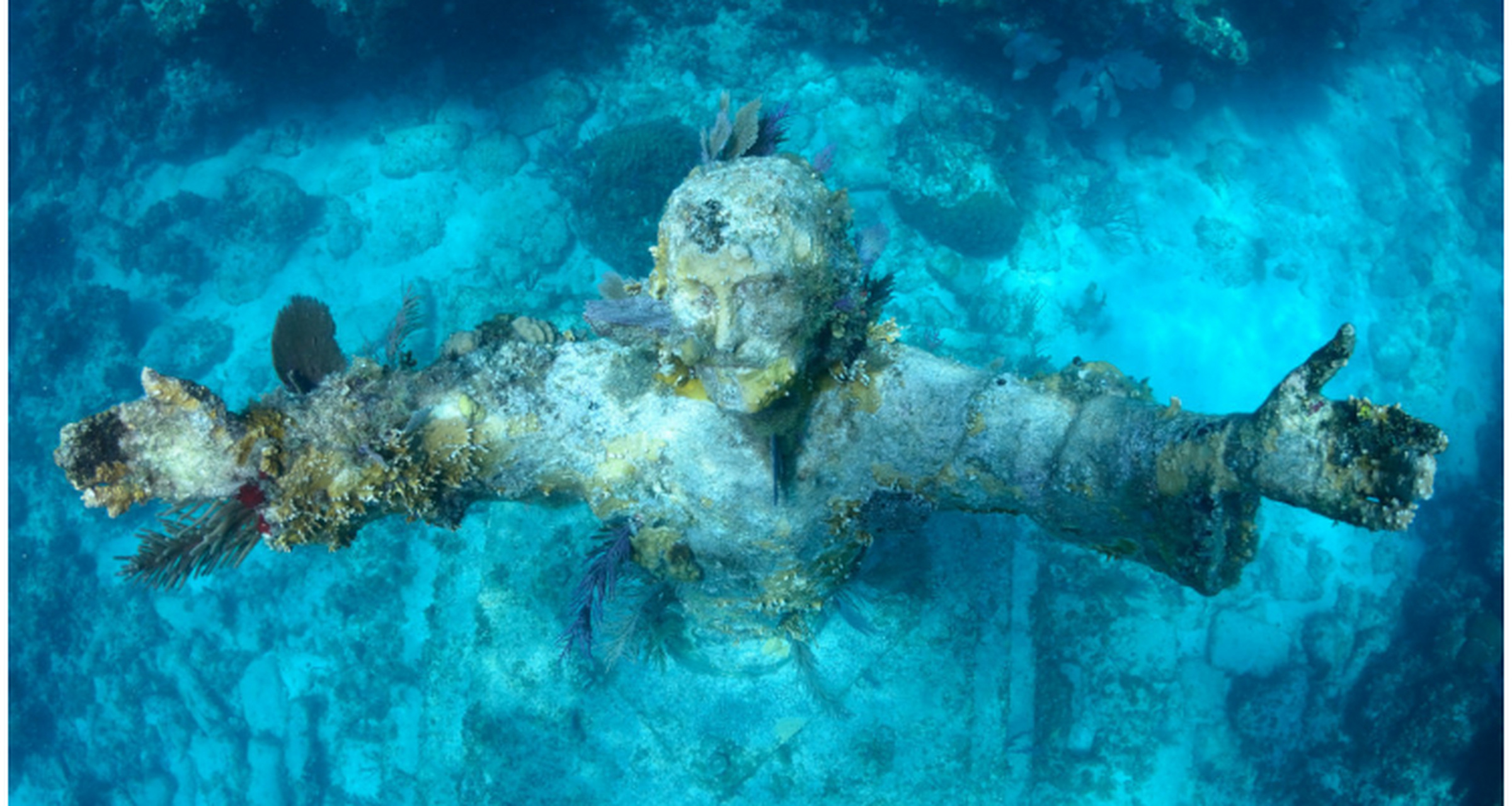 是附近地中海中的一尊水下耶稣塑像,此耶稣像高约2.