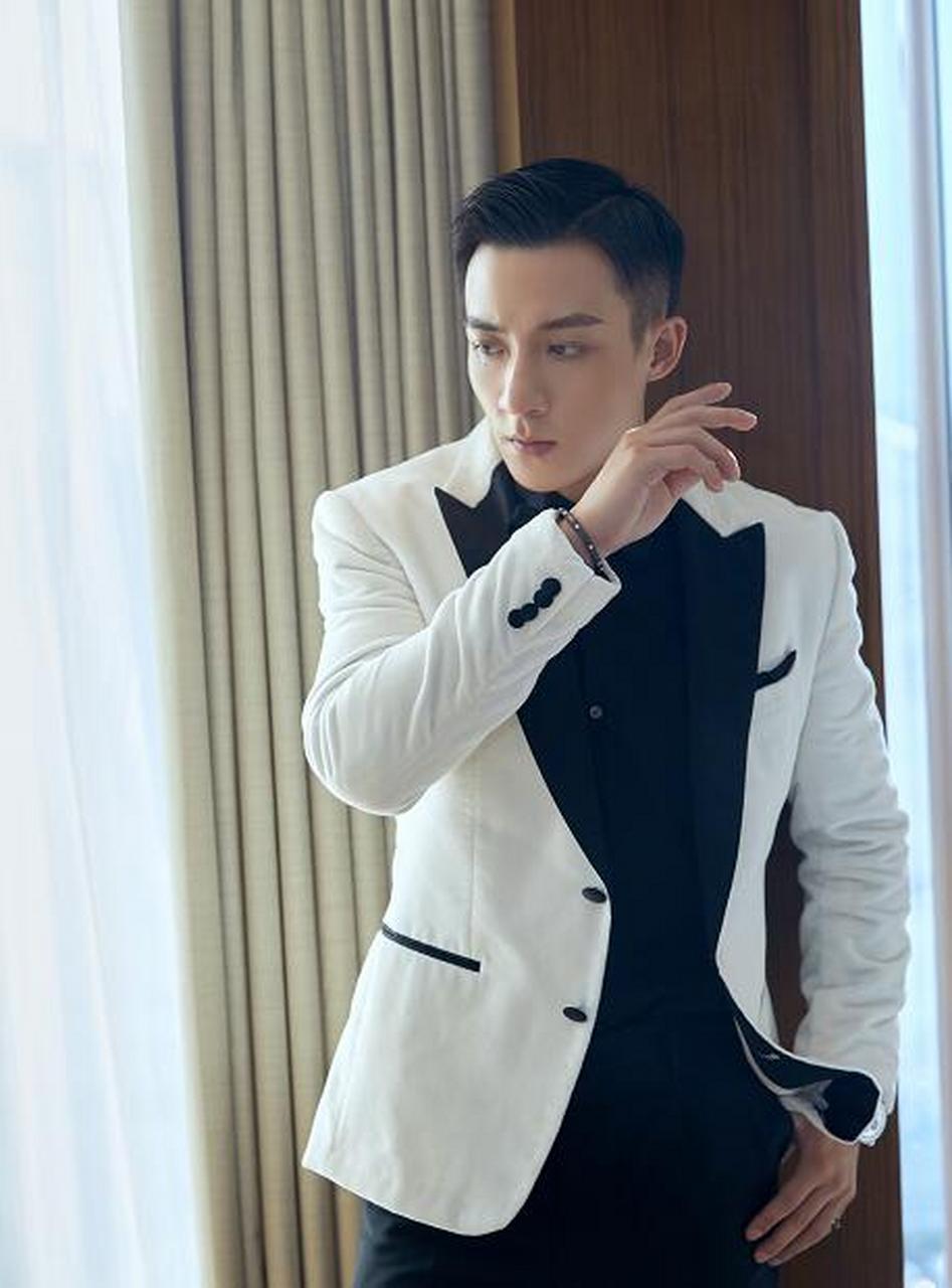 谷嘉诚一身黑白撞色西装内搭简约黑色衬衣,超级吸睛!