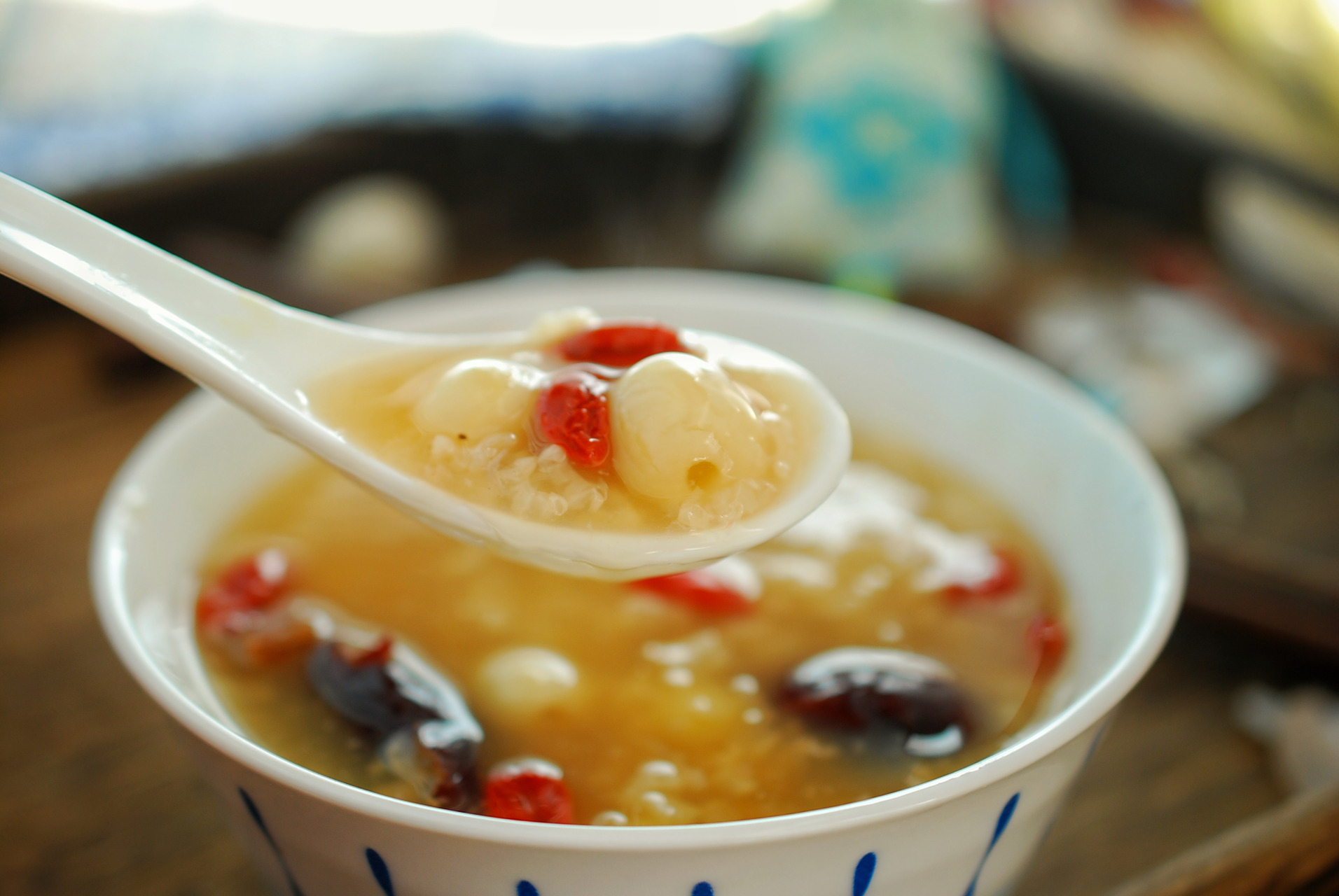 糯米莲子大枣粥来一碗吧,甜甜的糯糯的,太好喝了.