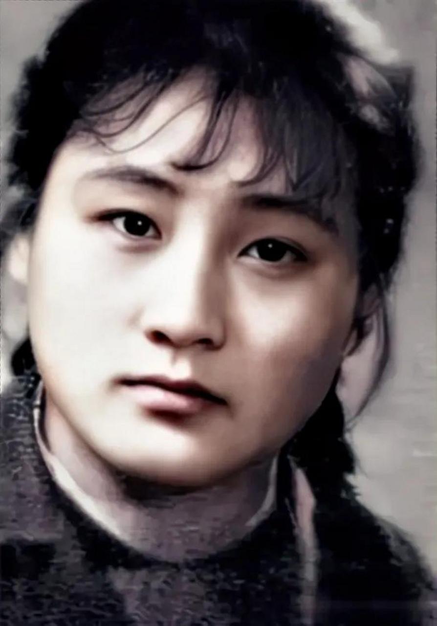 猜猜她是哪位演员年轻时的照片?