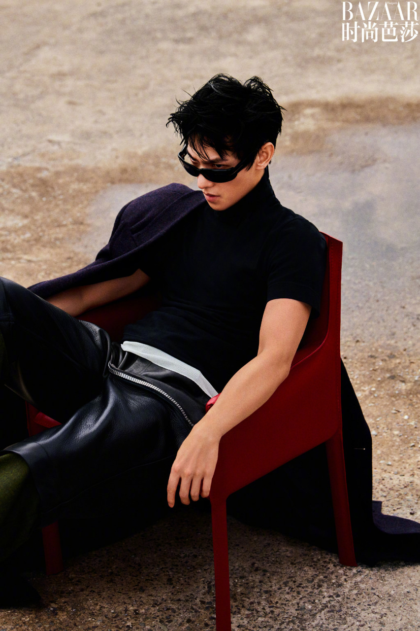 杨洋亮相时尚芭莎八月刊封面大片,简约的红/黑/白三个主色调,硬朗的帅