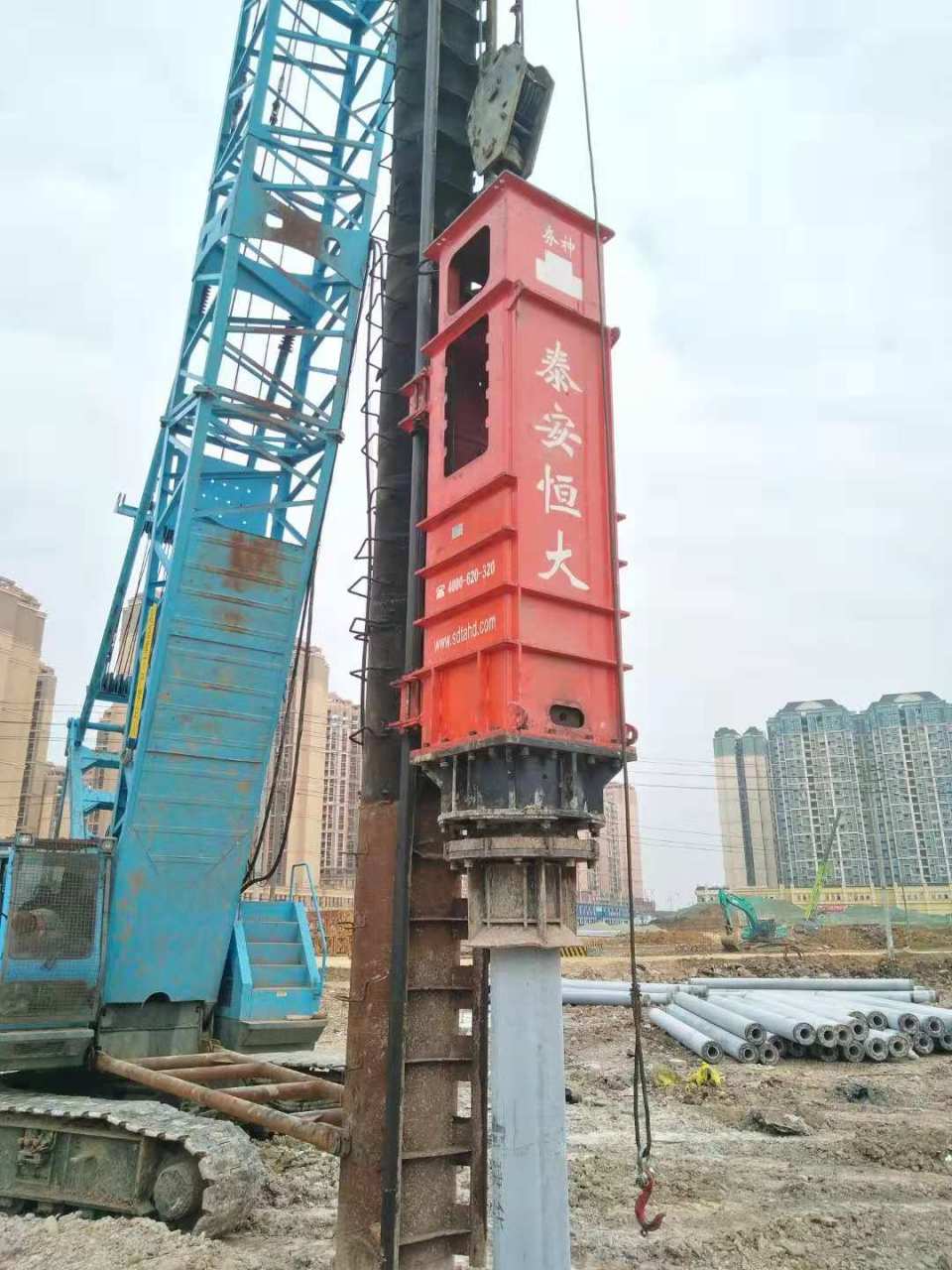 液压打桩锤又叫液压桩锤,打桩机液压锤等,液压打桩锤是利用多项创新