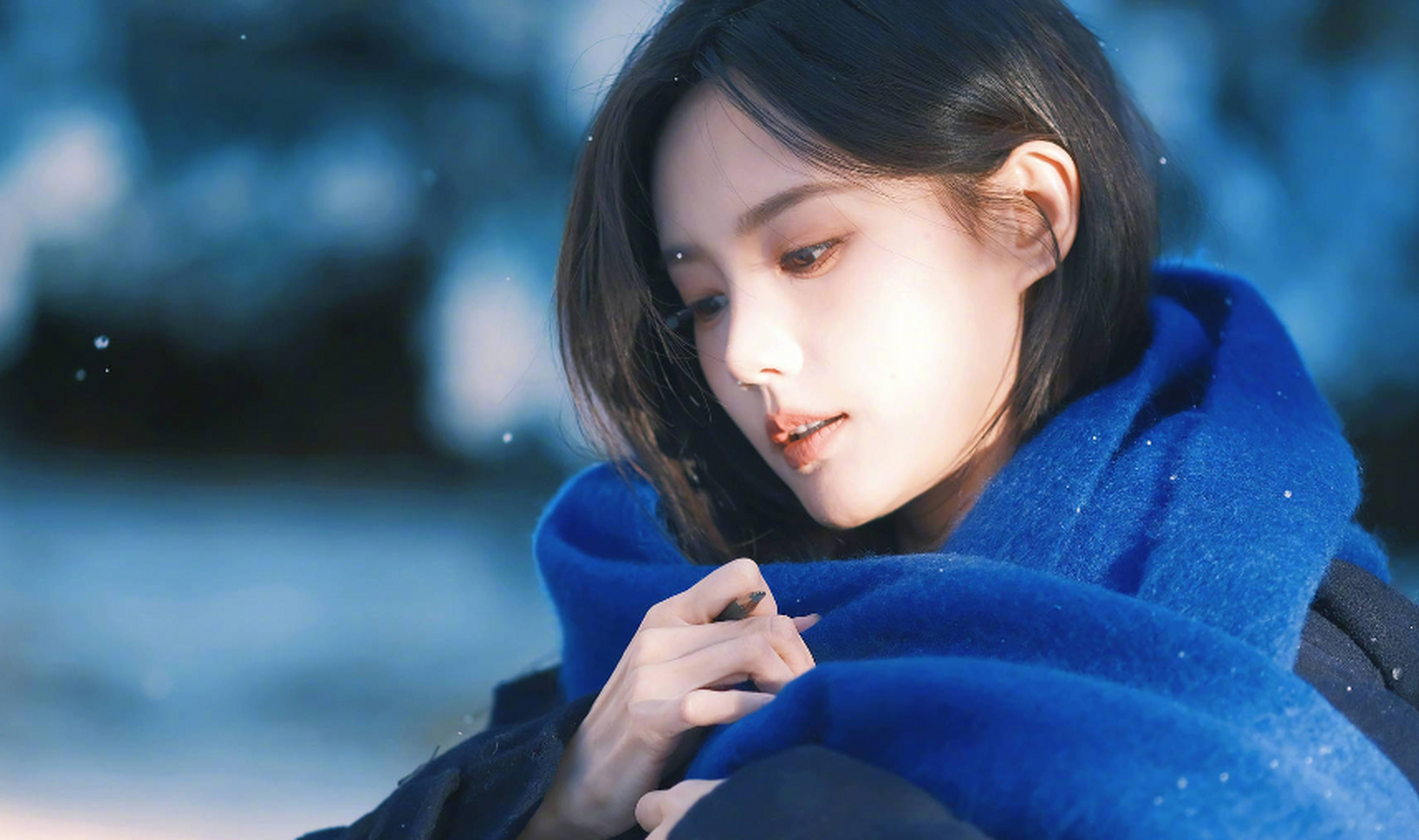 当红女演员李一桐在社交平台上晒出了一组新鲜的雪景大片,引发了粉丝