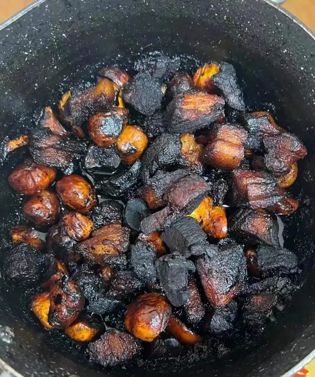 老婆发来照片说:中午做了我最爱吃红烧肉!