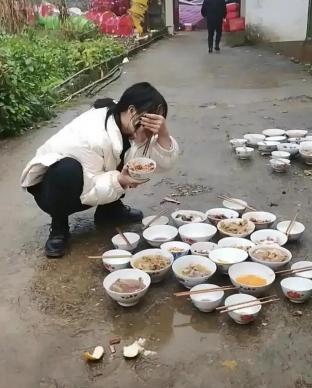 美女蹲着吃饭腿会麻的