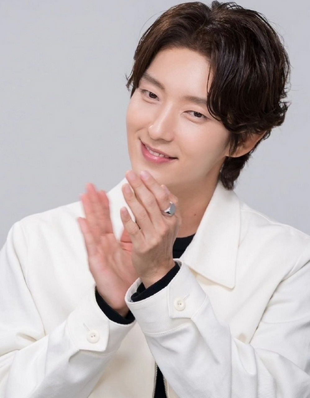 李准基,韩国著名演员,以其出色的演技和俊美的外貌征服了无数观众的心