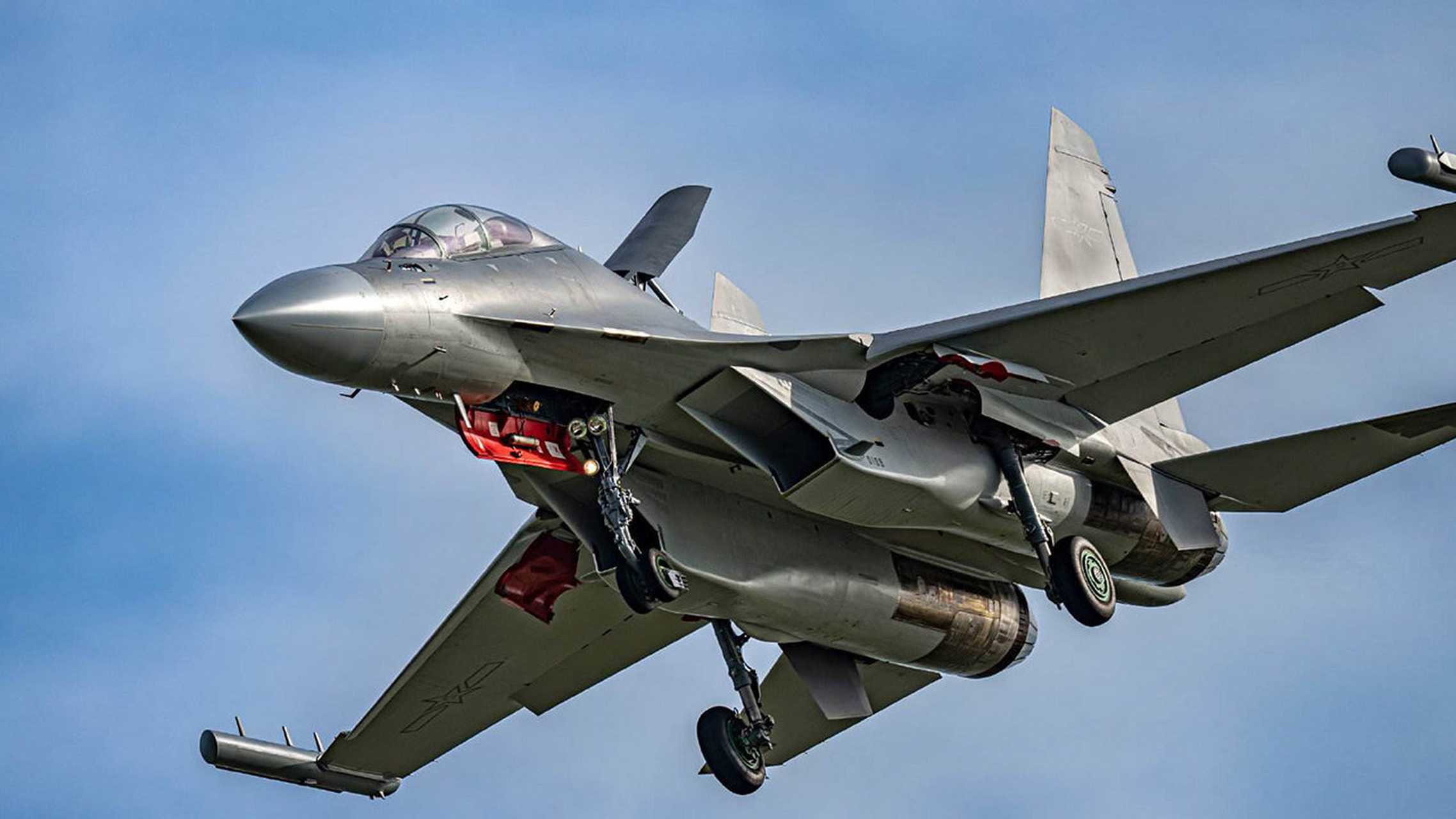 在这里,今天向大家简单分享一款先进的电子战机:歼-16d电子战斗机