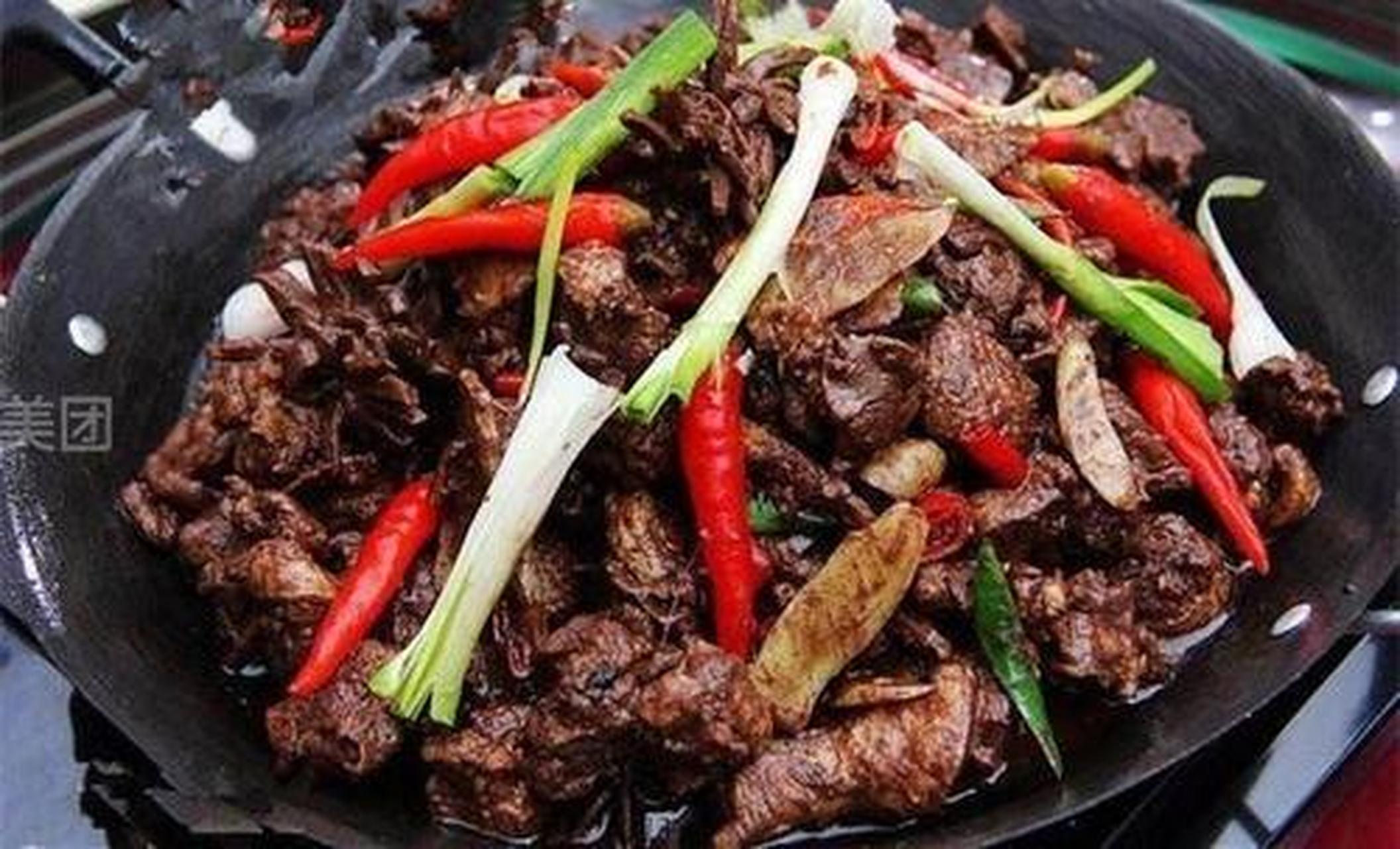 全州醋血鸭是桂林全州的一个地方特色美食,据史料记载,这道美食早在