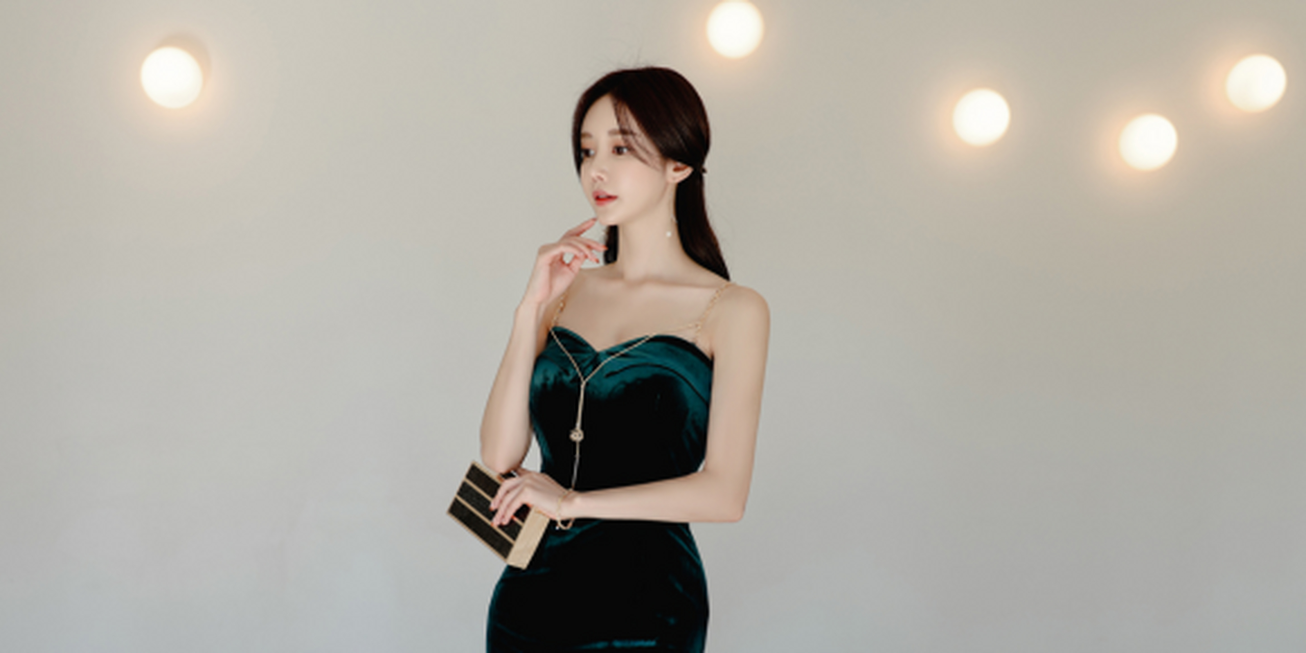 绝代佳人孙允珠:翡翠荧绿泛色抹胸芯绒分衩裙[额]