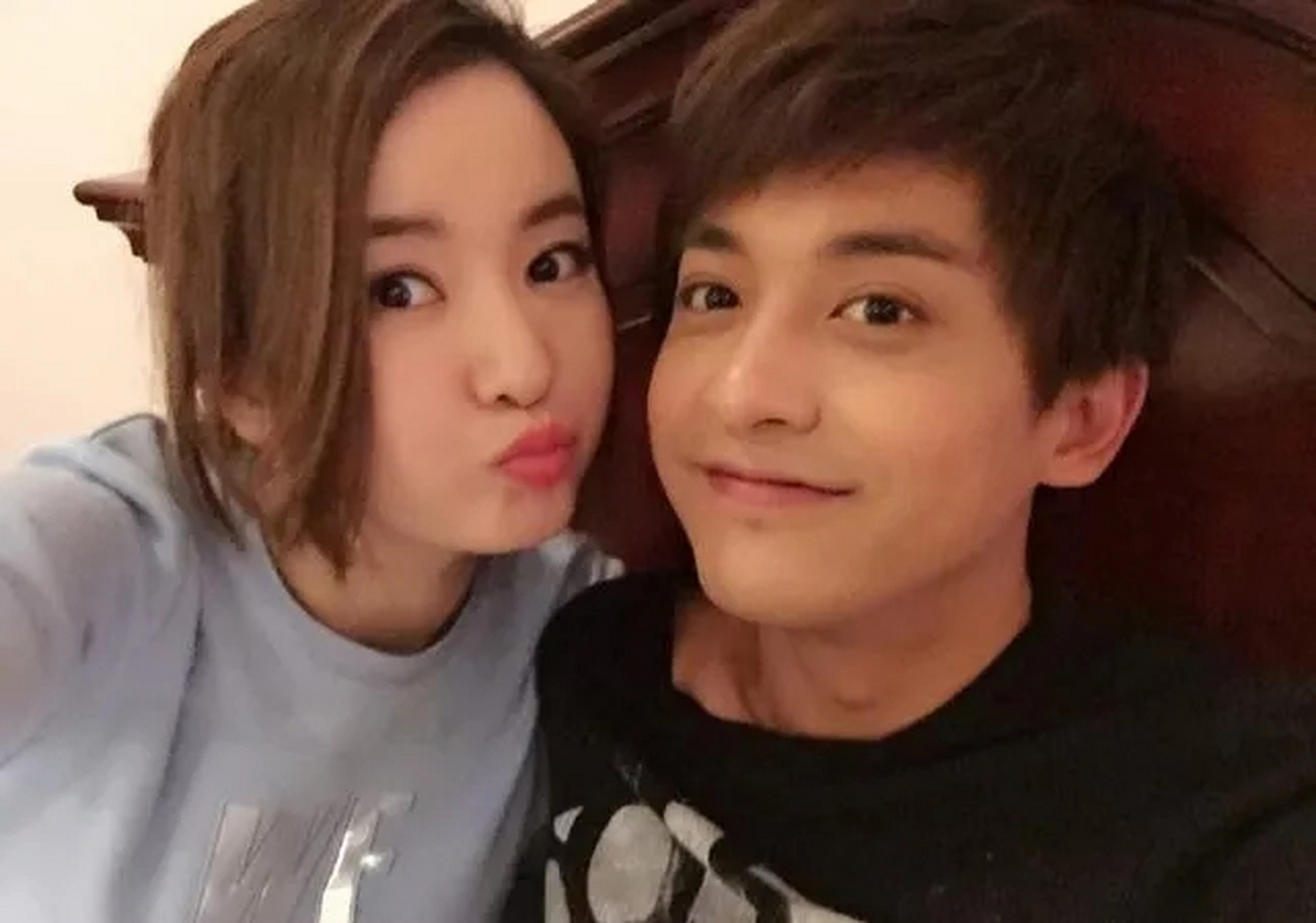 李晟发文为老公李佳航的新片《破事精英2》宣传,表示看片会结束后